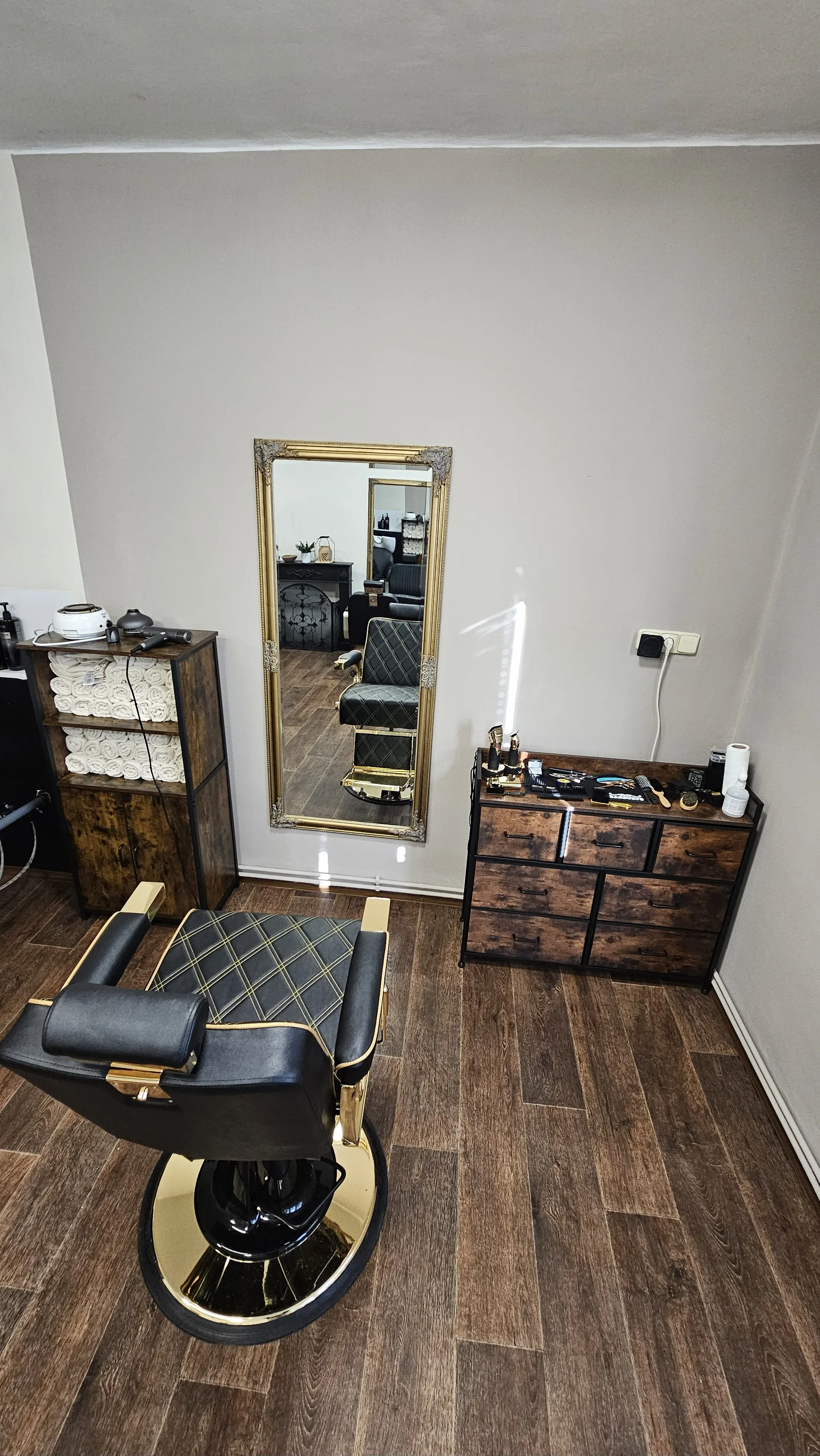 Barber: střih vlasů, úprava vousů s hot towel nebo kompletní péče