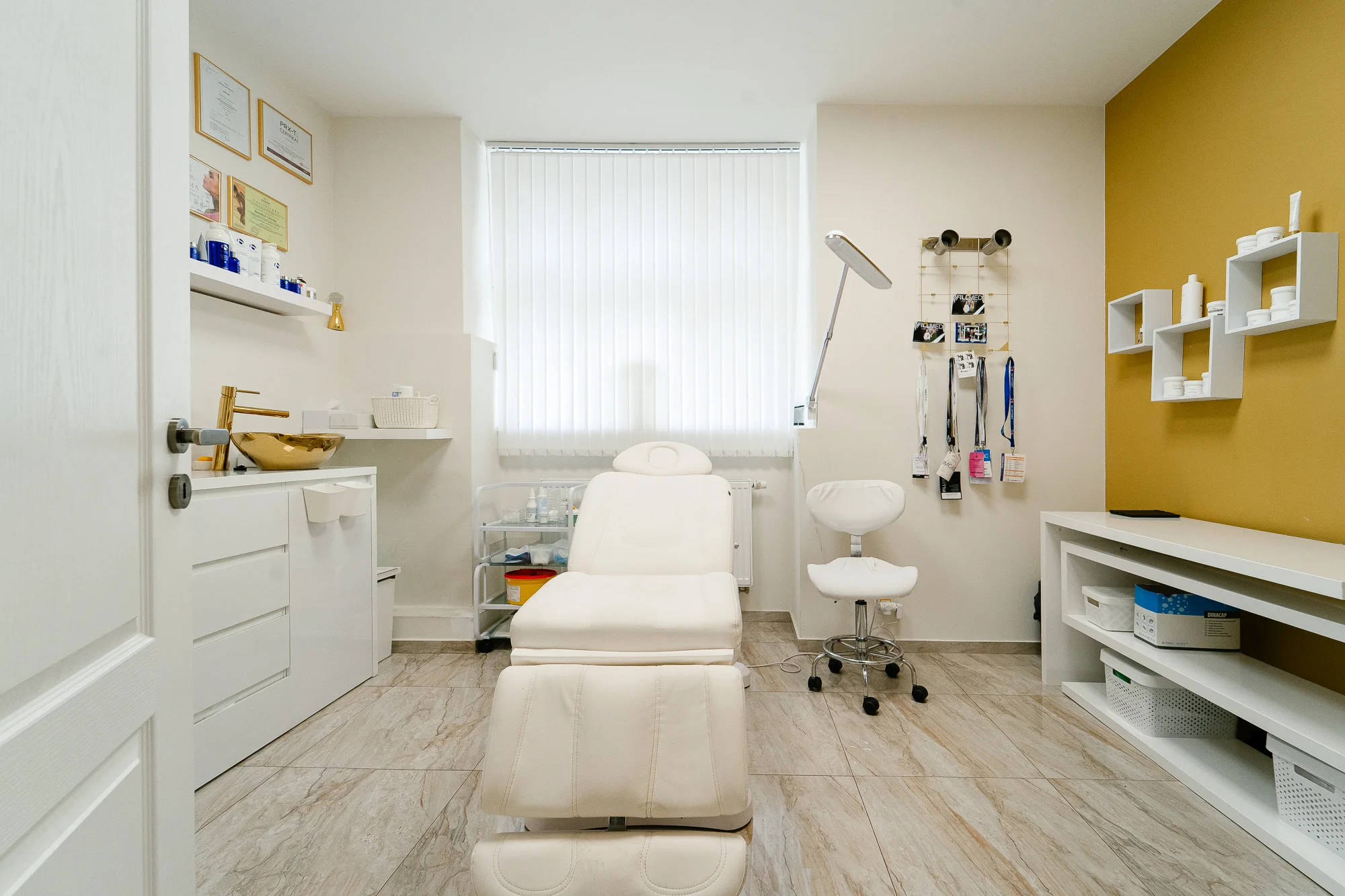 Kosmetické ošetření pleti s čištěním, masáží a maskou: prémiové i přírodní značky