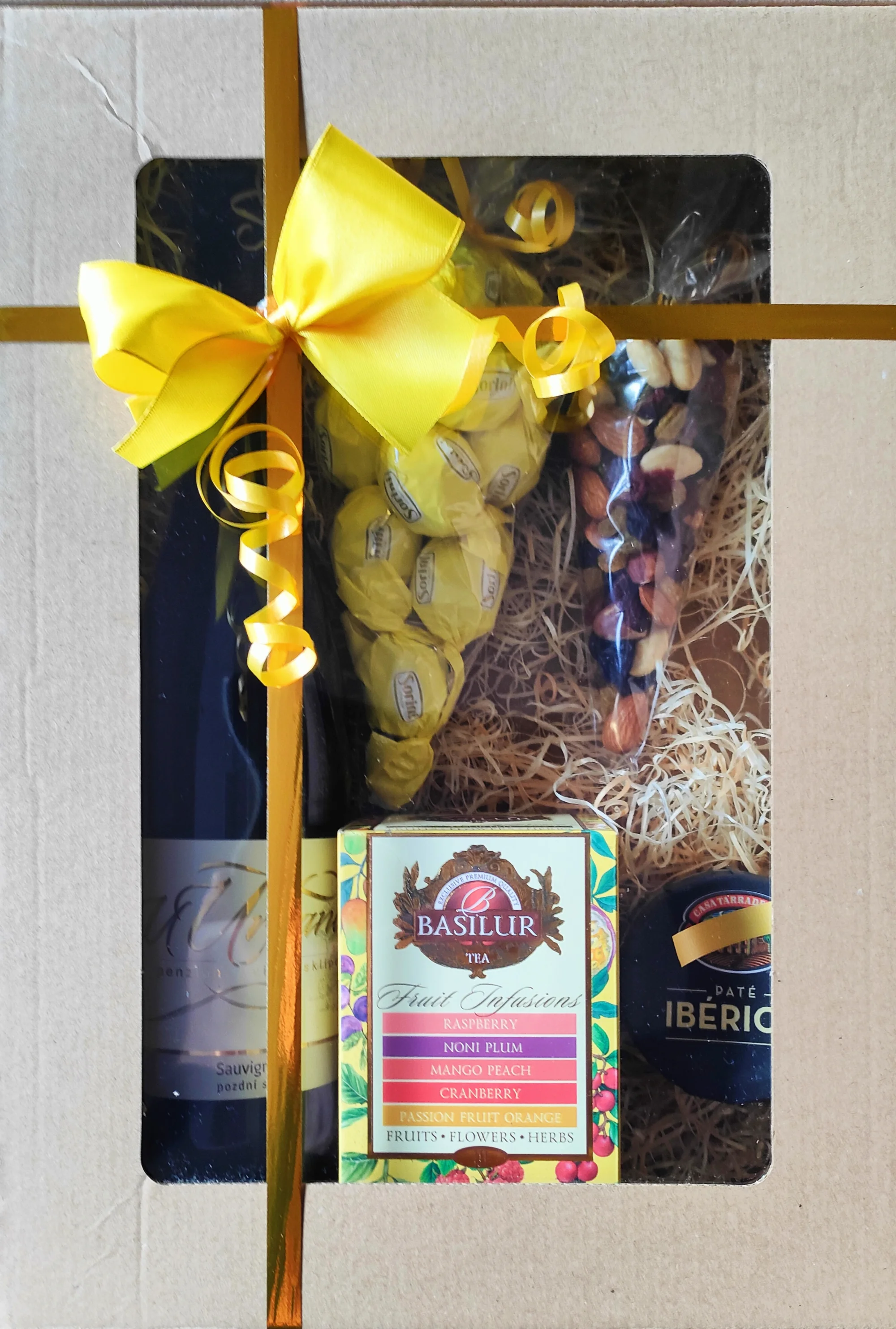 Balíčky pro gurmány: přívlastkové víno, čokoláda, paštika a ořechy nebo olivy