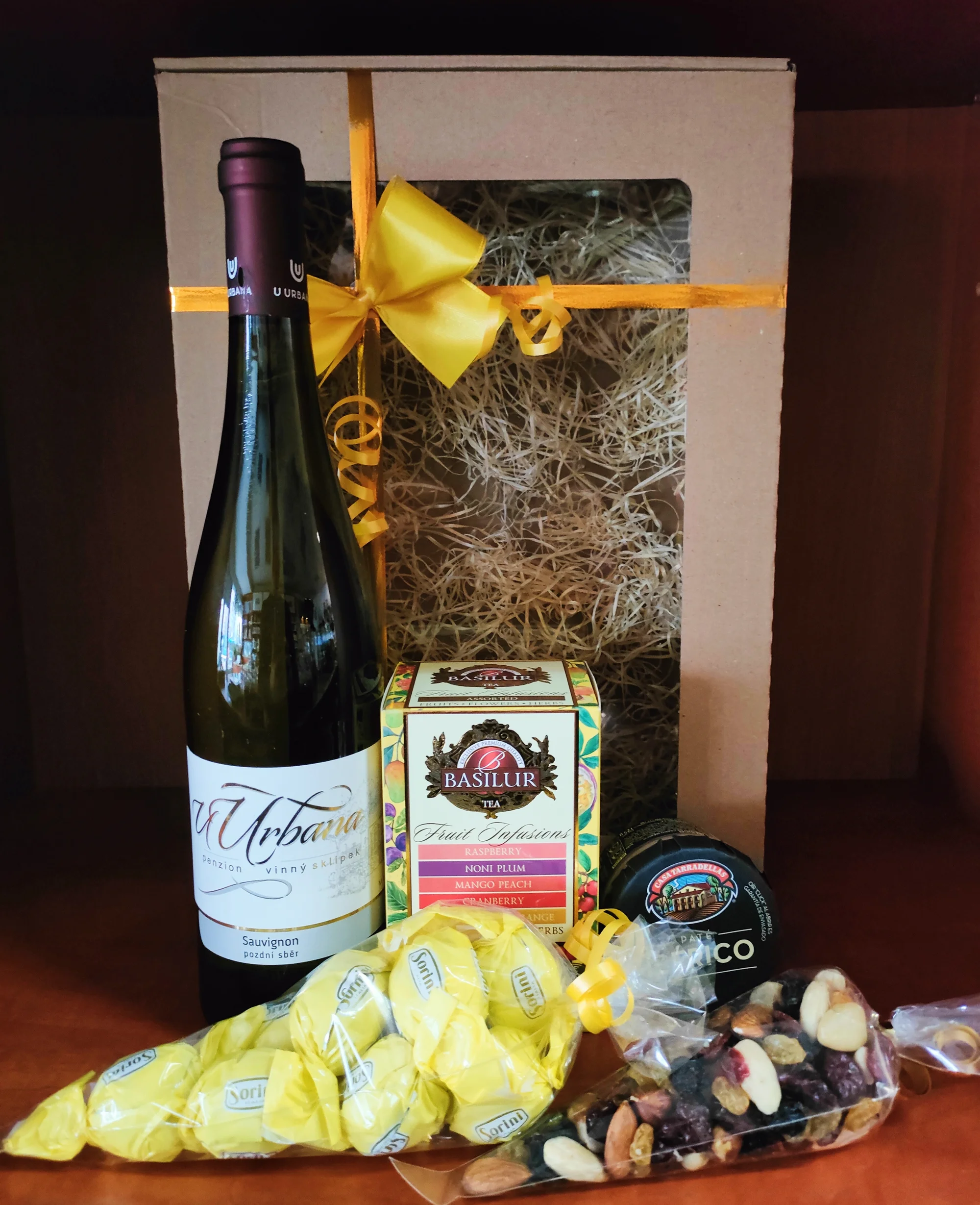 Balíčky pro gurmány: přívlastkové víno, čokoláda, paštika a ořechy nebo olivy