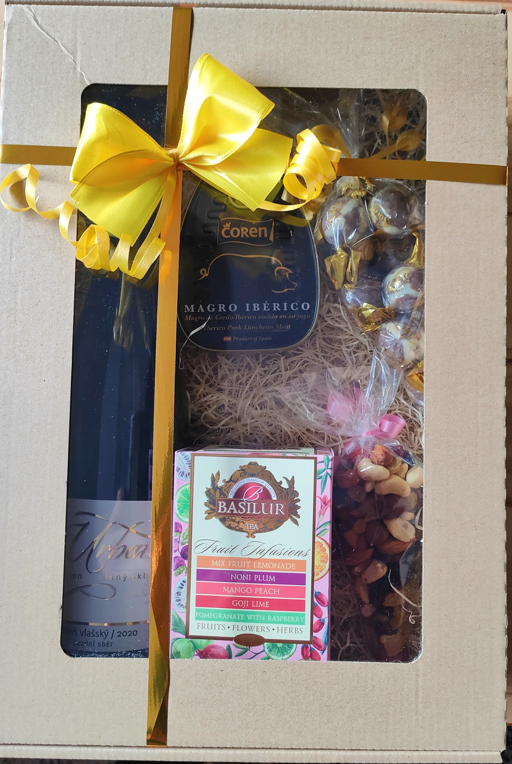 Balíčky pro gurmány: přívlastkové víno, čokoláda, paštika a ořechy nebo olivy