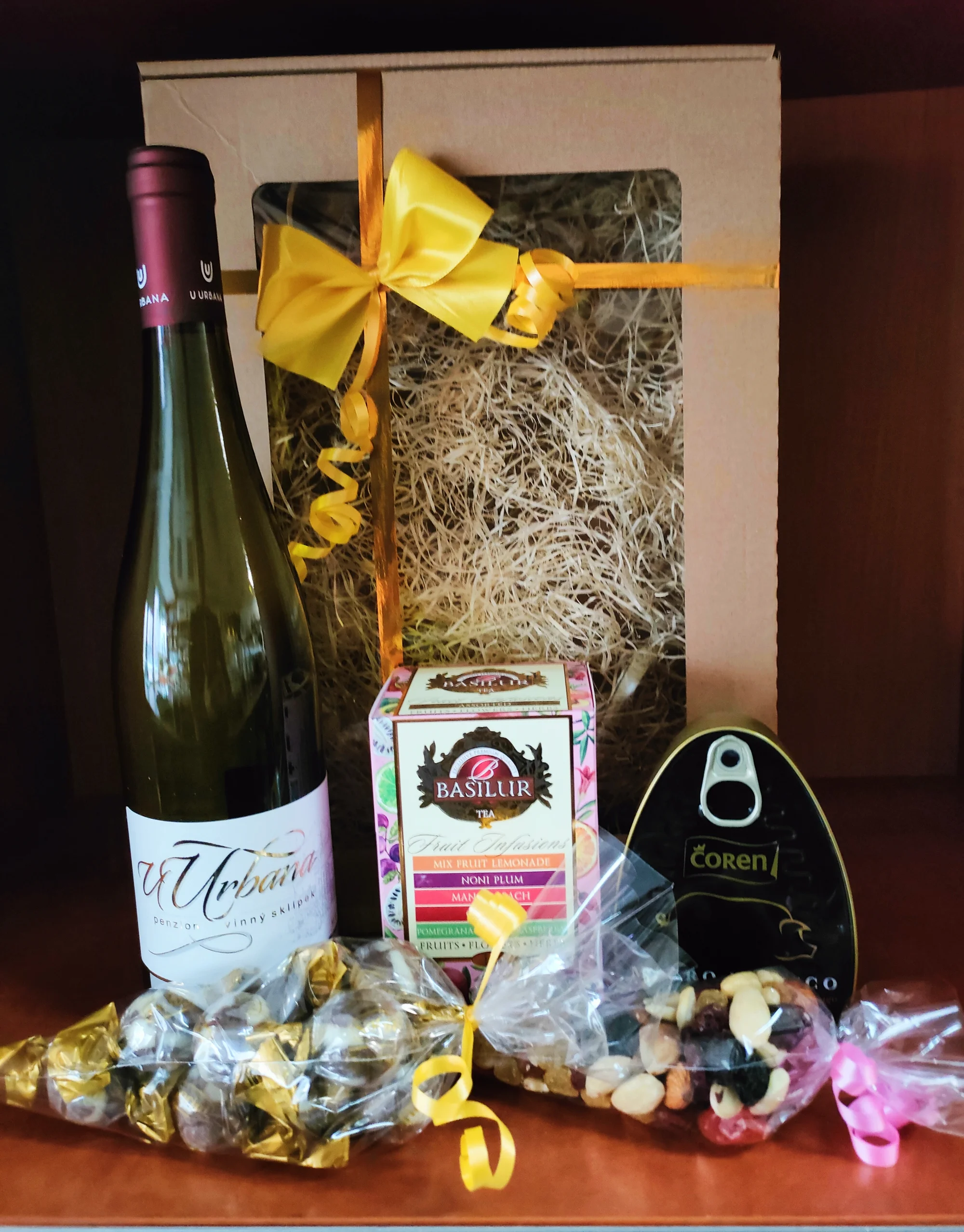 Balíčky pro gurmány: přívlastkové víno, čokoláda, paštika a ořechy nebo olivy