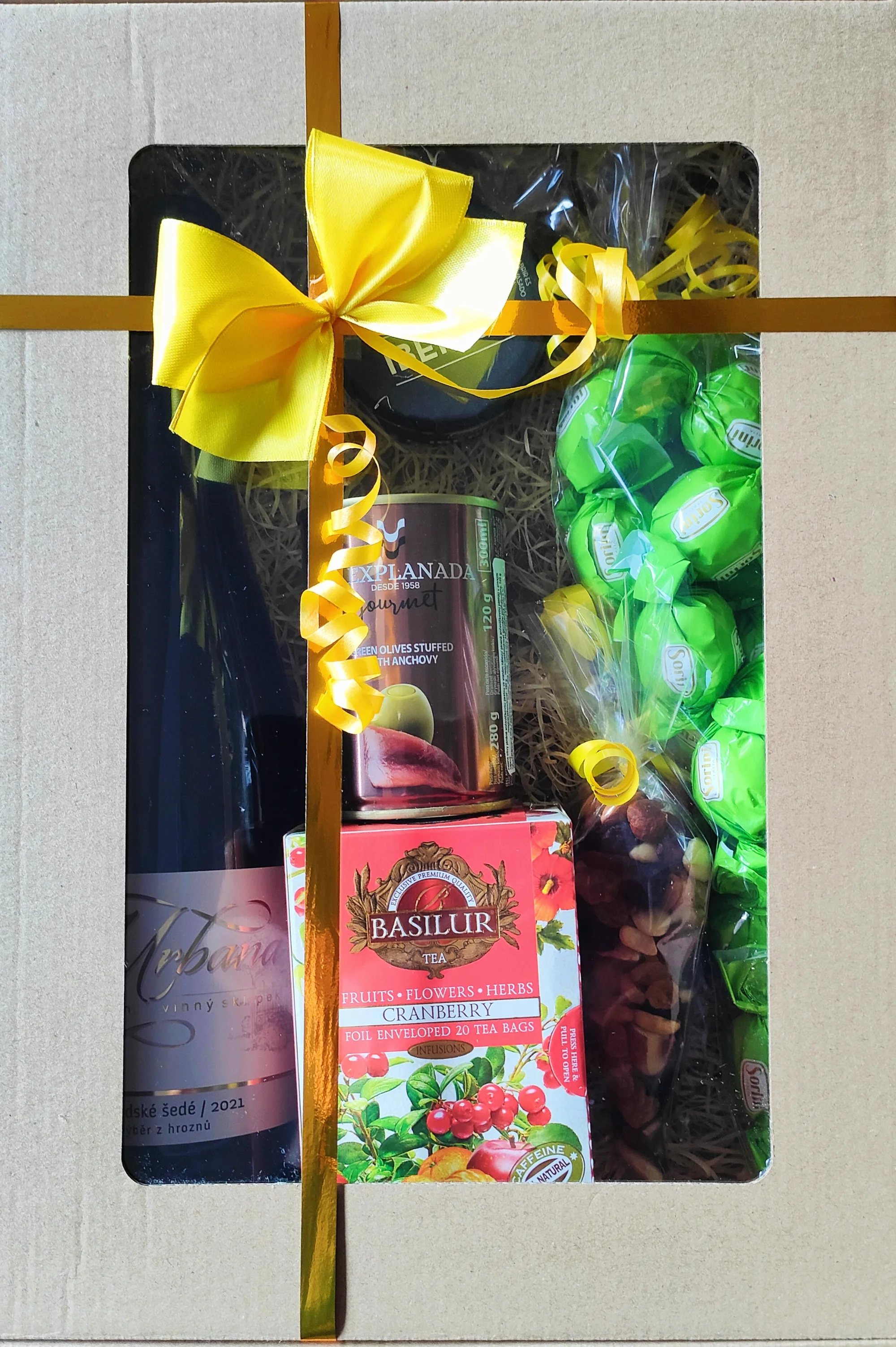 Balíčky pro gurmány: přívlastkové víno, čokoláda, paštika a ořechy nebo olivy