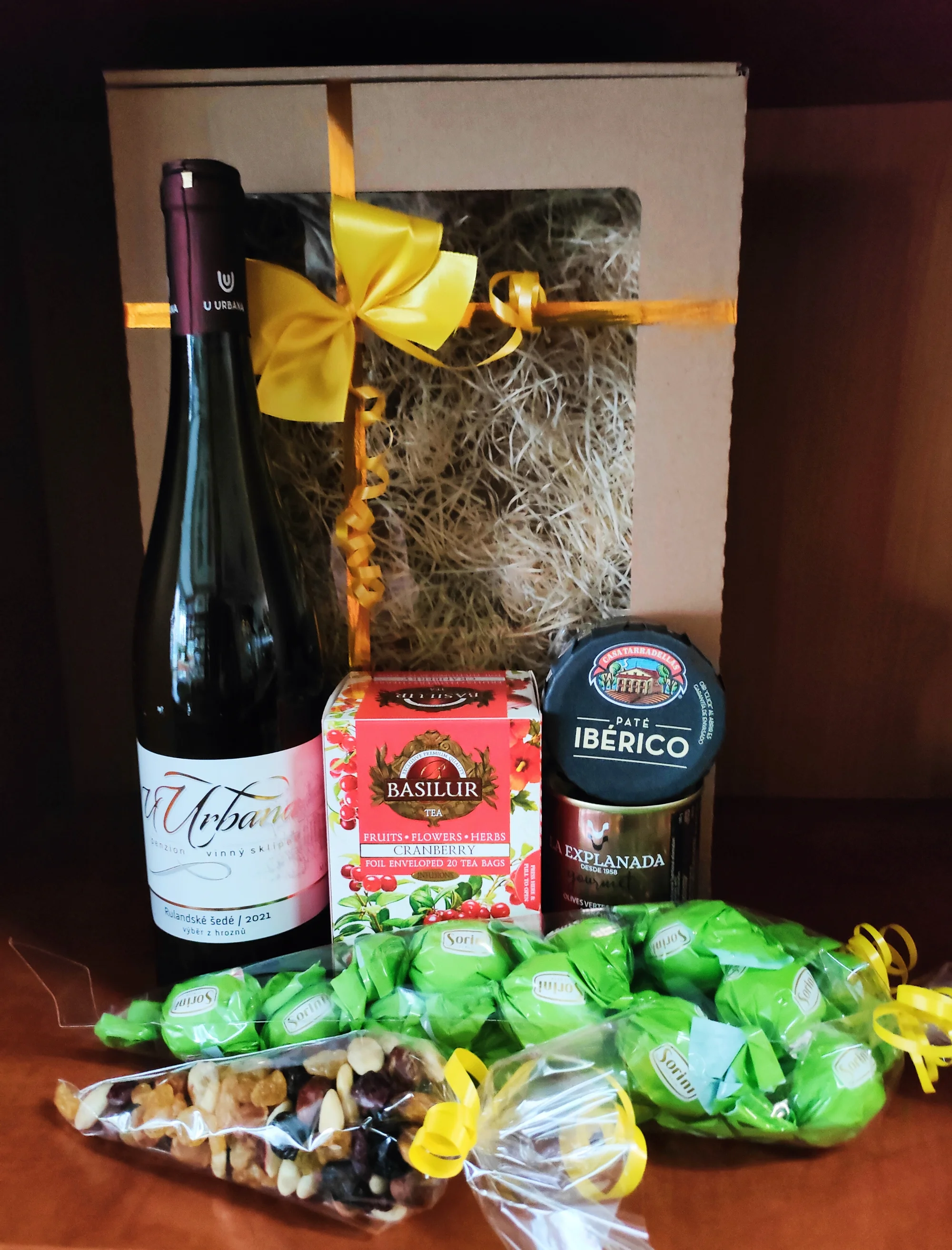 Balíčky pro gurmány: přívlastkové víno, čokoláda, paštika a ořechy nebo olivy