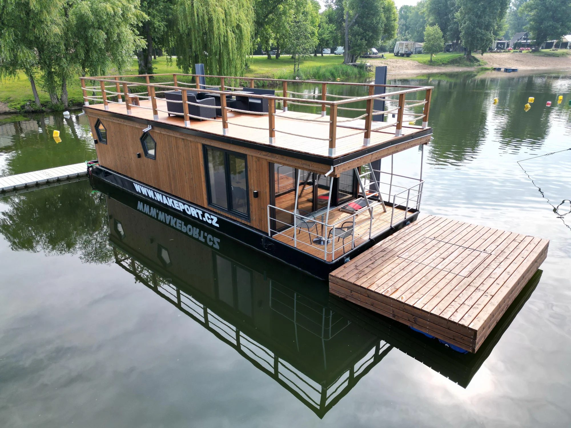 Houseboat na Proboštském jezeře: dvě terasy, kompletní vybavení i možnost sauny