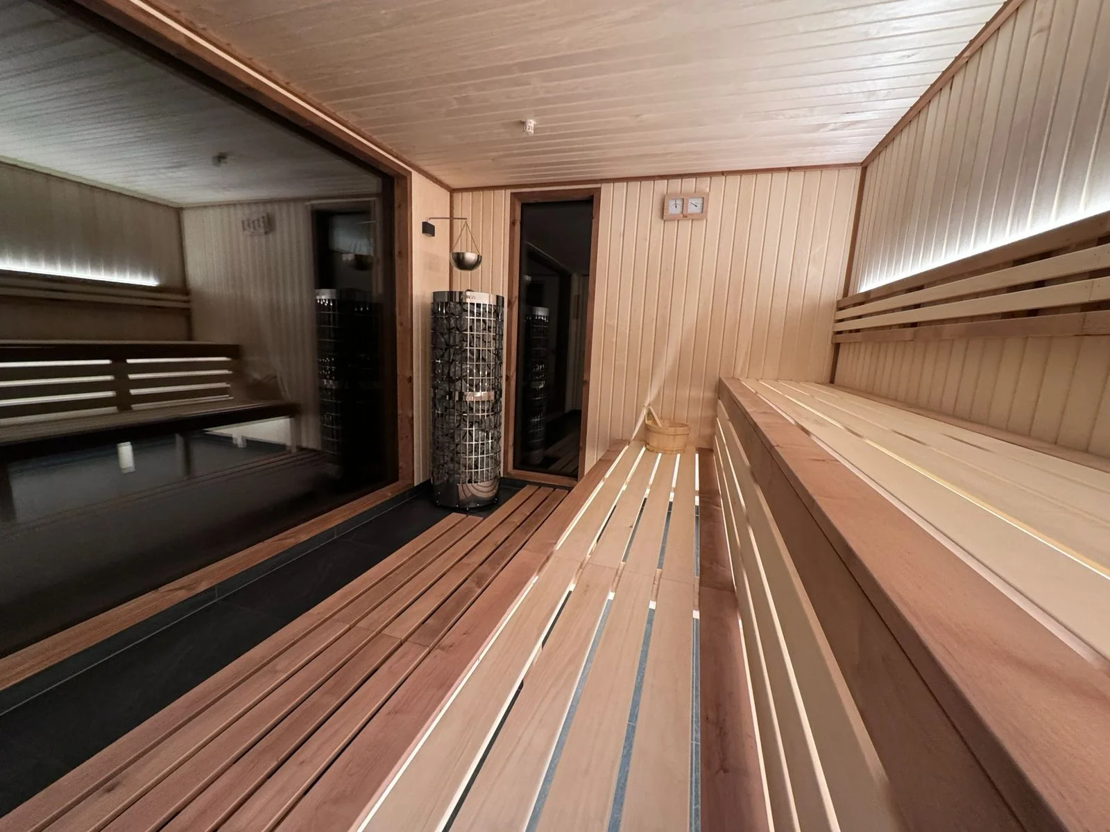 Houseboat na Proboštském jezeře: dvě terasy, kompletní vybavení i možnost sauny