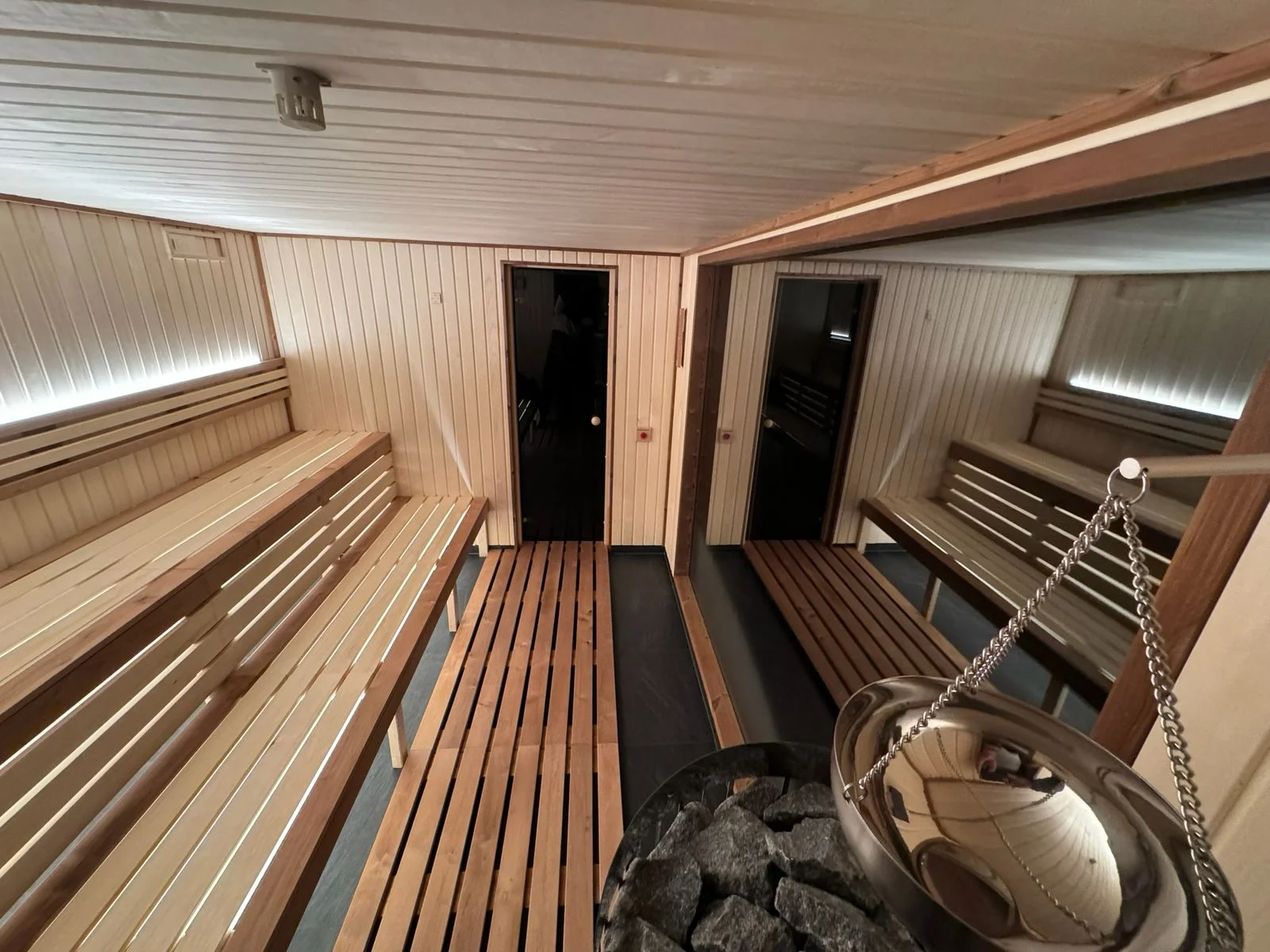 Houseboat na Proboštském jezeře: dvě terasy, kompletní vybavení i možnost sauny