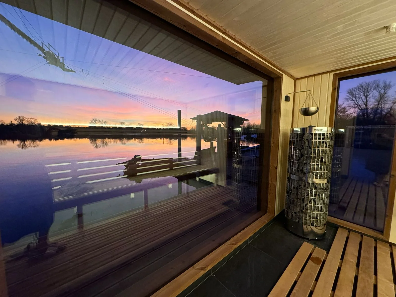 Houseboat na Proboštském jezeře: dvě terasy, kompletní vybavení i možnost sauny