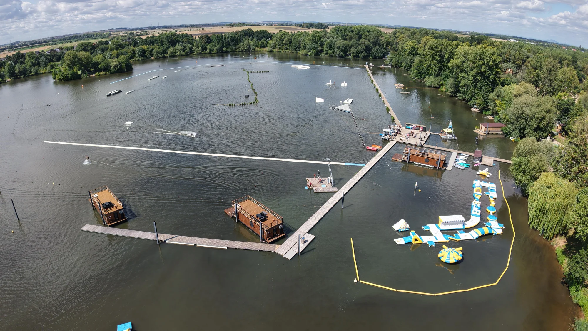 Houseboat na Proboštském jezeře: dvě terasy, kompletní vybavení i možnost sauny