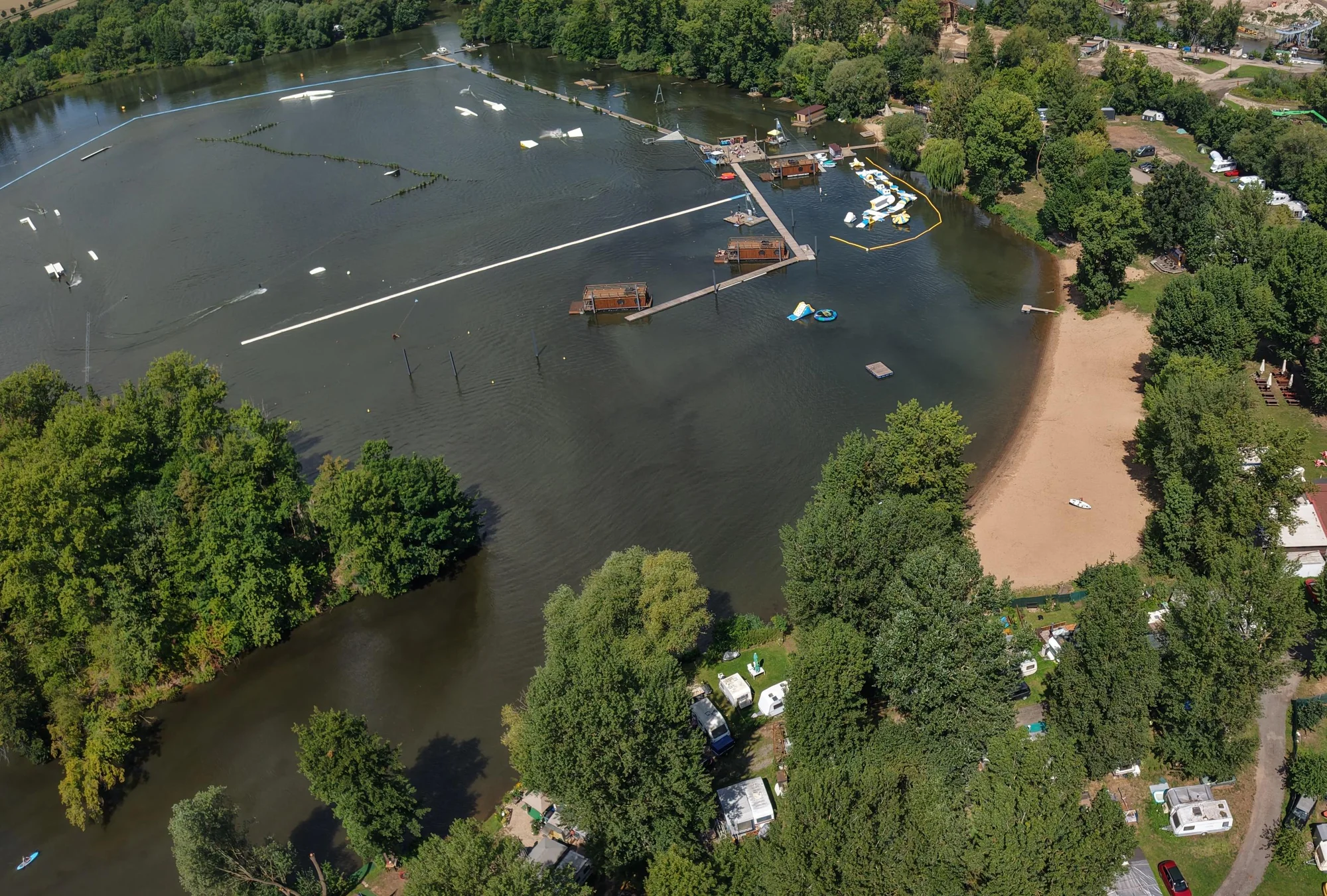 Houseboat na Proboštském jezeře: dvě terasy, kompletní vybavení i možnost sauny