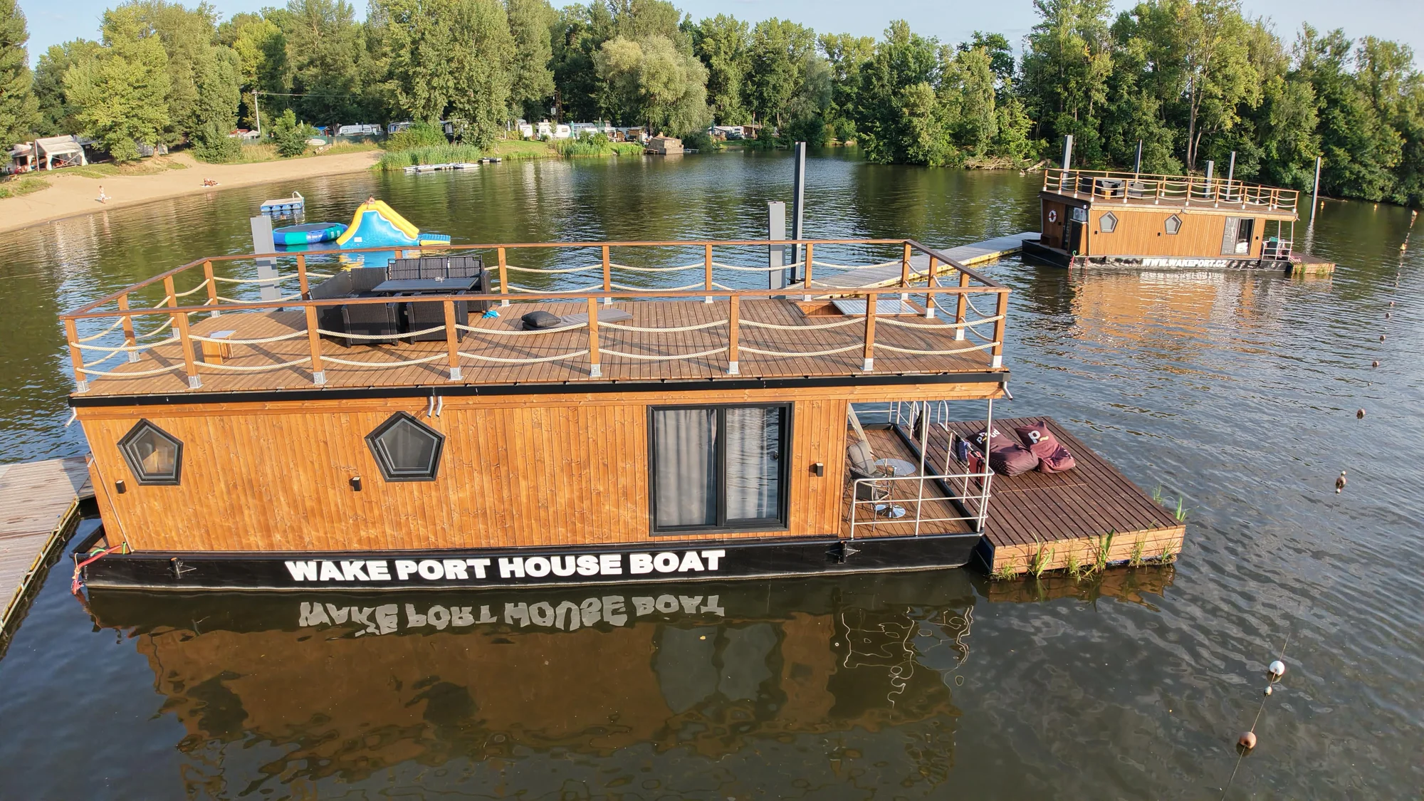 Houseboat na Proboštském jezeře: dvě terasy, kompletní vybavení i možnost sauny