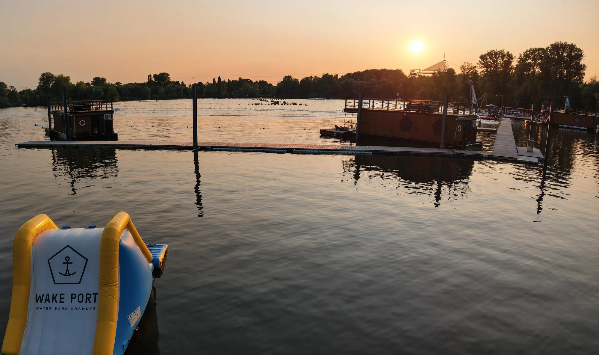 Houseboat na Proboštském jezeře: dvě terasy, kompletní vybavení i možnost sauny