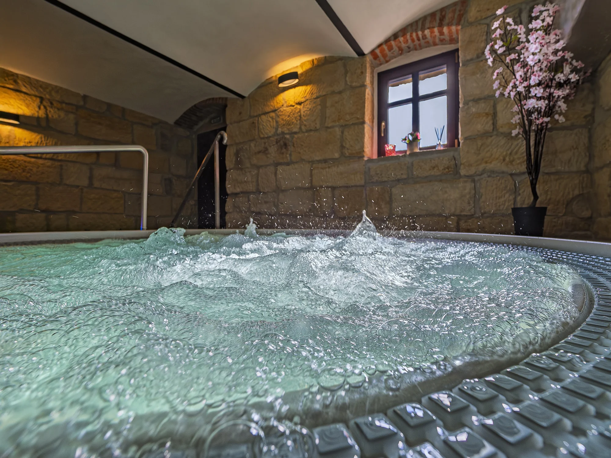 Privátní wellness až pro 4 osoby: vířivka, sauna, relax zóna i láhev prosecca