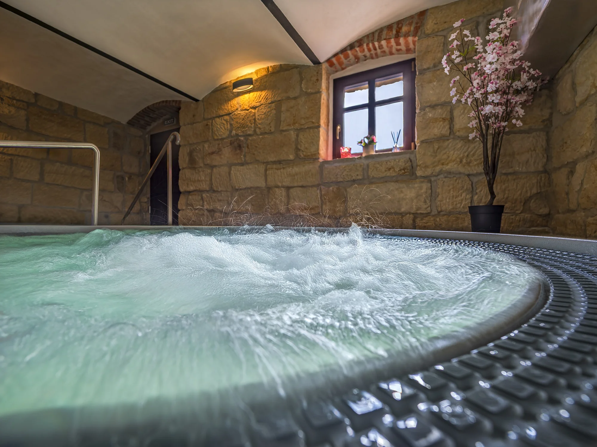 Privátní wellness až pro 4 osoby: vířivka, sauna, relax zóna i láhev prosecca