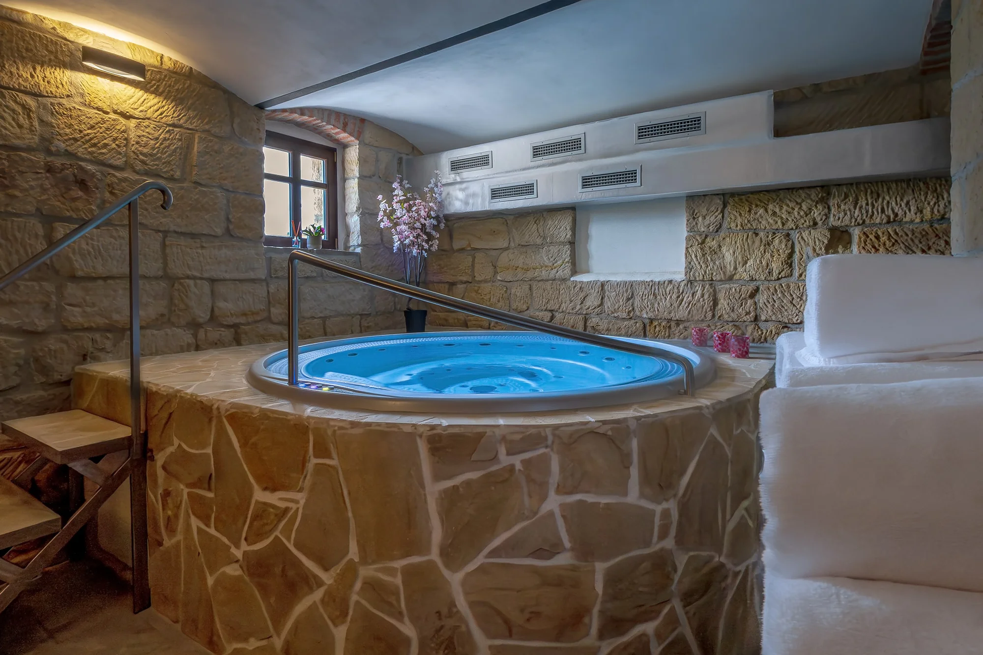 Privátní wellness až pro 4 osoby: vířivka, sauna, relax zóna i láhev prosecca