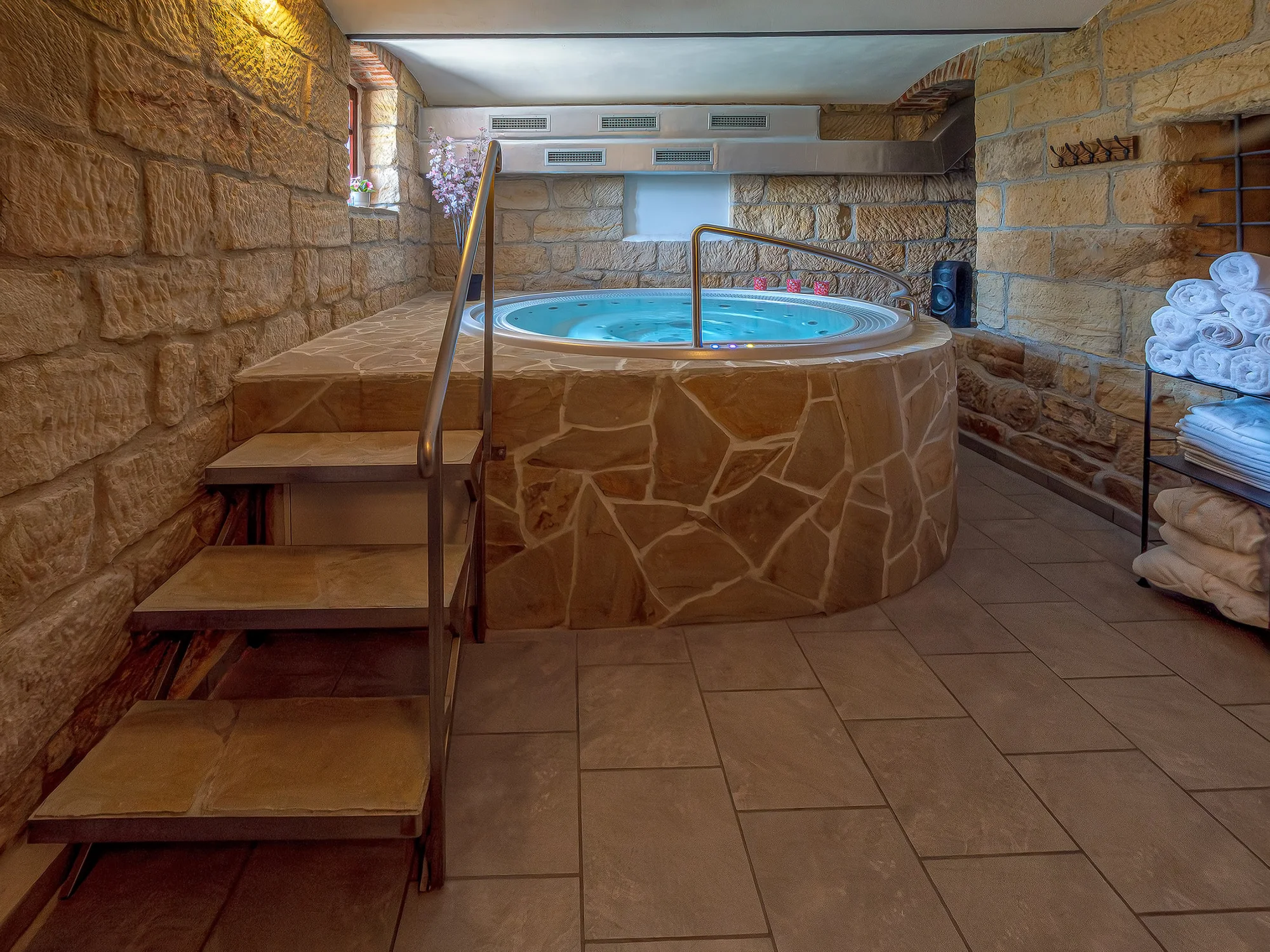 Privátní wellness až pro 4 osoby: vířivka, sauna, relax zóna i láhev prosecca