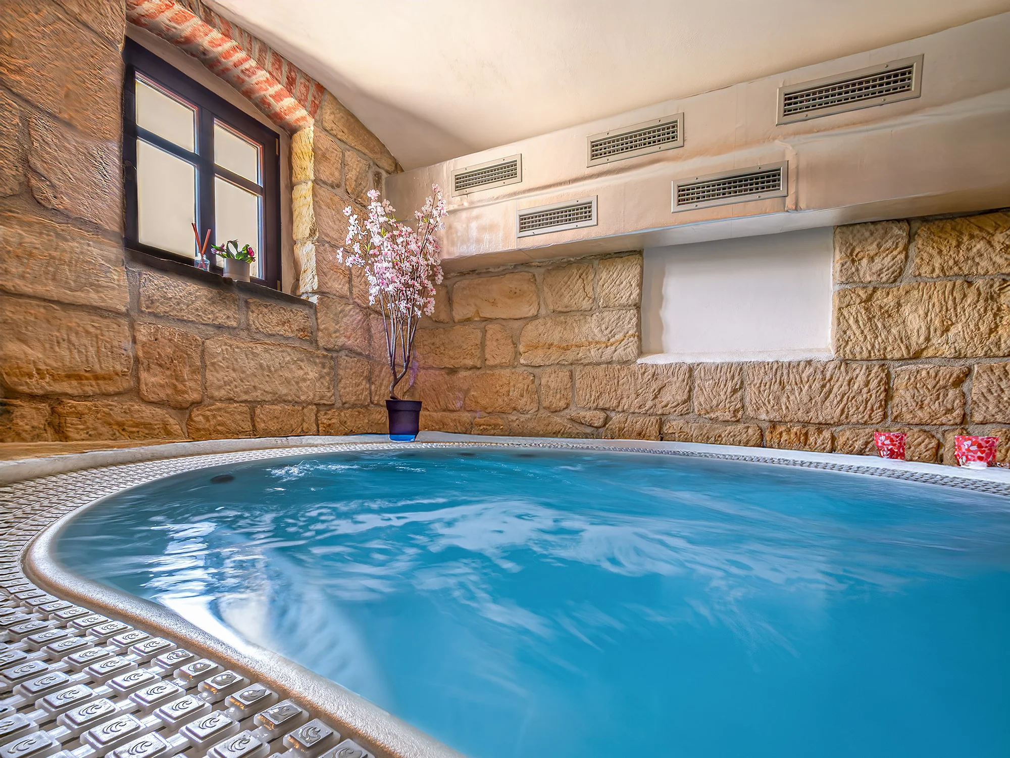 Privátní wellness až pro 4 osoby: vířivka, sauna, relax zóna i láhev prosecca