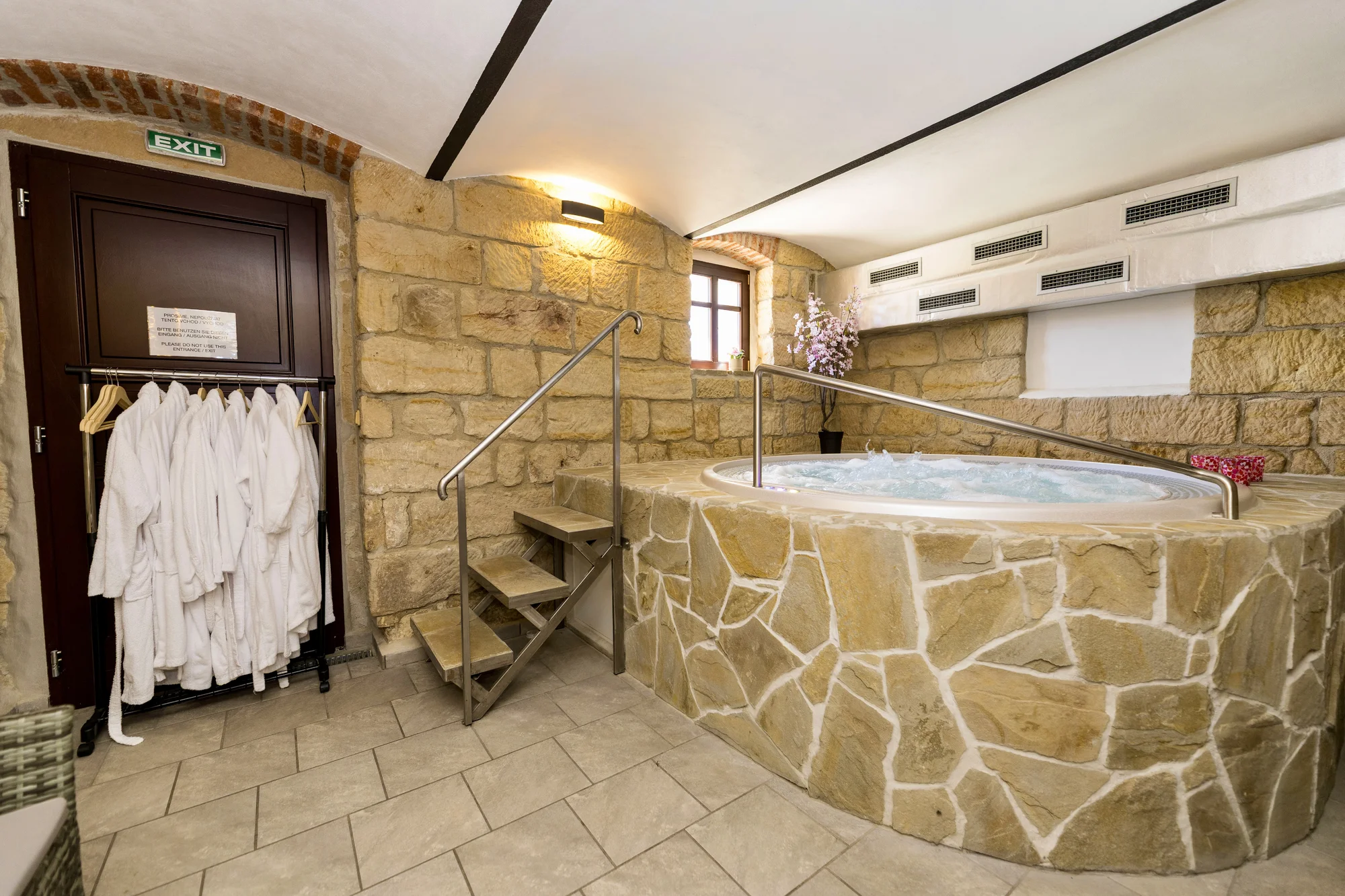 Privátní wellness až pro 4 osoby: vířivka, sauna, relax zóna i láhev prosecca