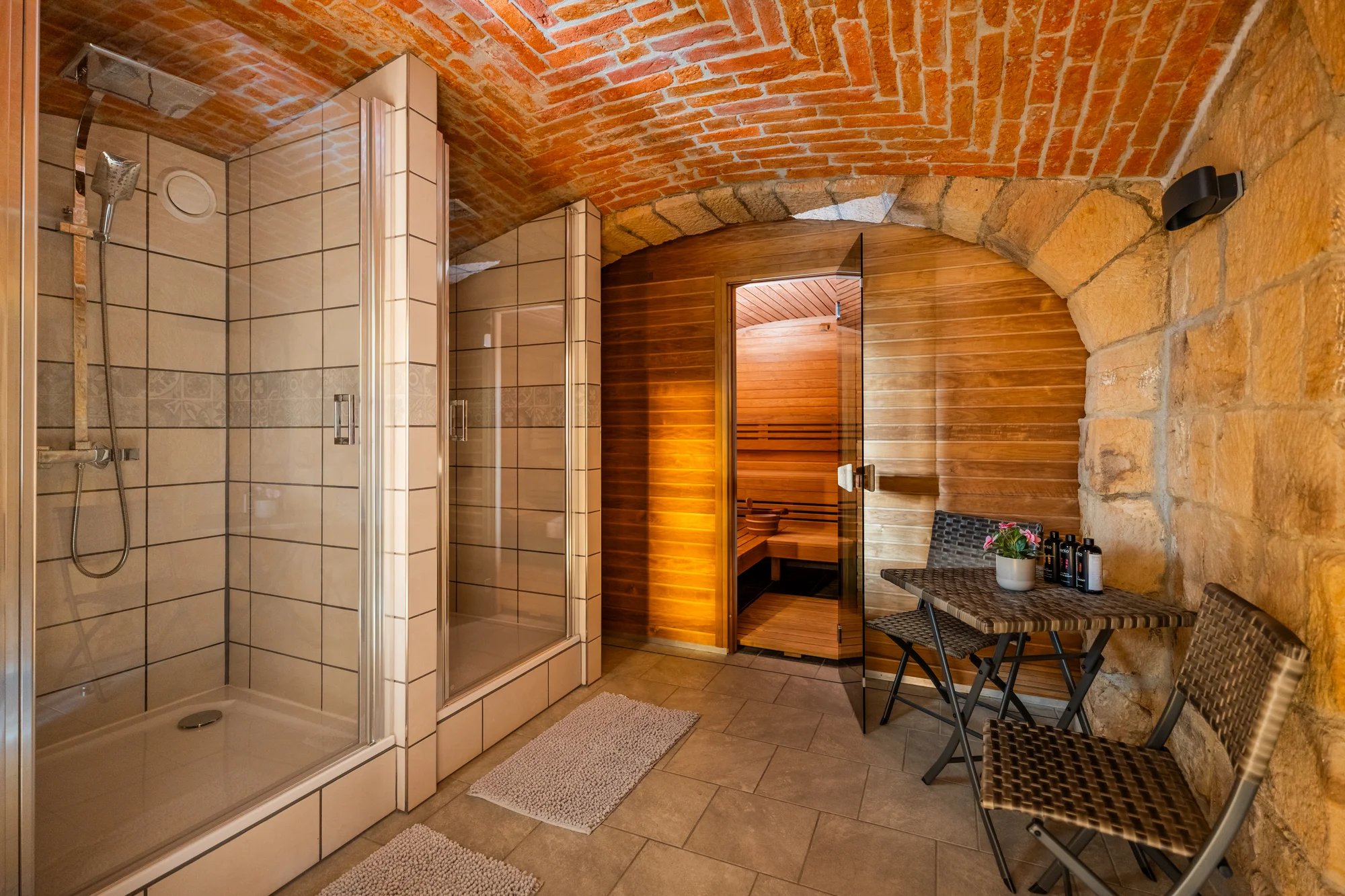 Privátní wellness až pro 4 osoby: vířivka, sauna, relax zóna i láhev prosecca