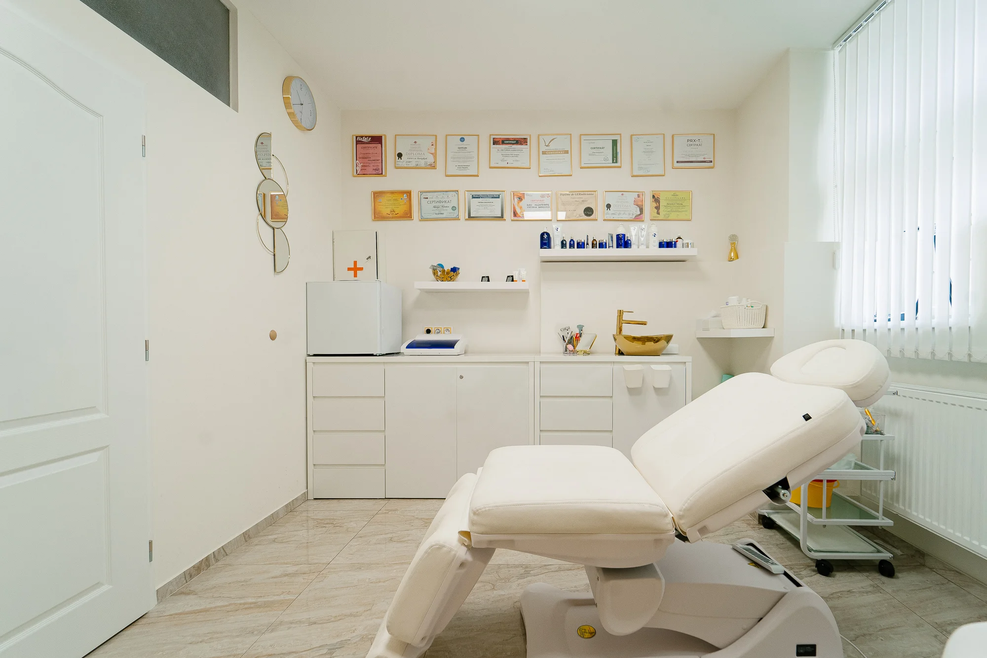 Švýcarská fytopedikúra s masáží nohou nebo manikúra s rocklackem či gel lakem