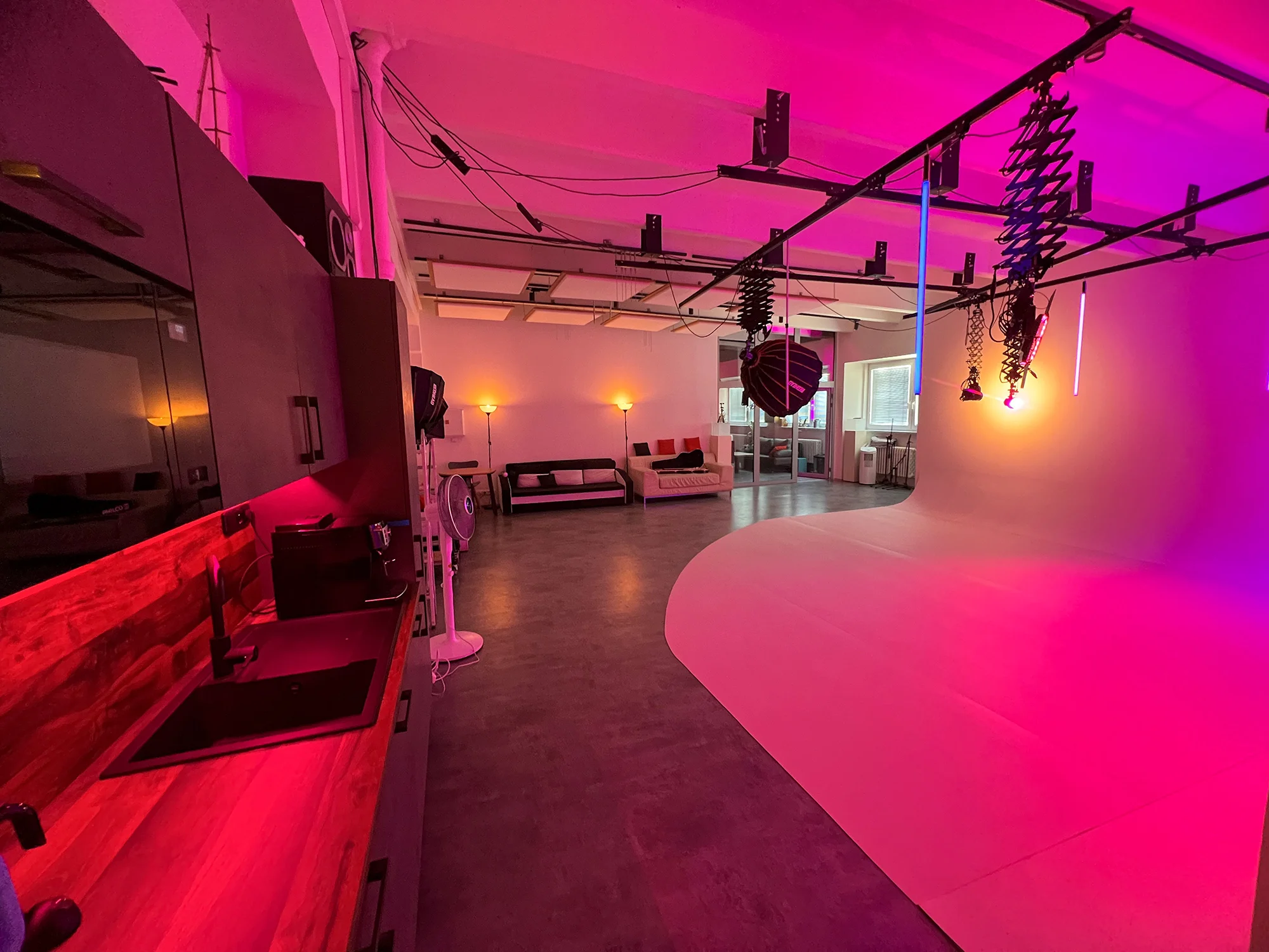 Pronájem profesionálně vybaveného Ateliéru Nekonečno pro foto/video produkci