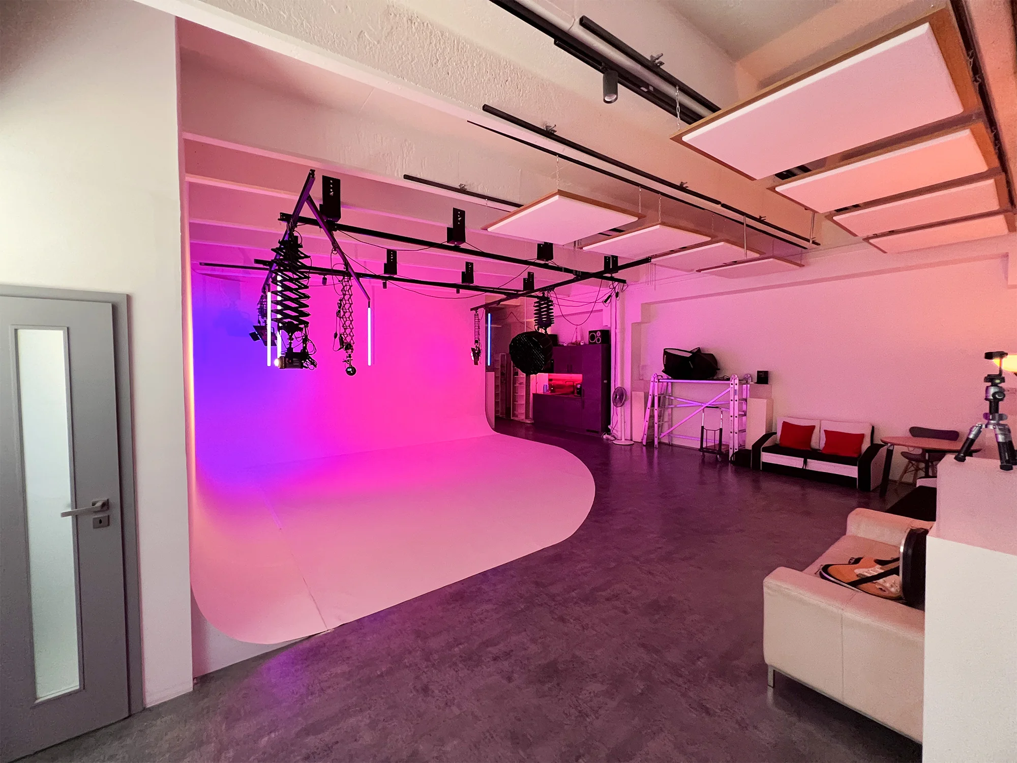 Pronájem profesionálně vybaveného Ateliéru Nekonečno pro foto/video produkci