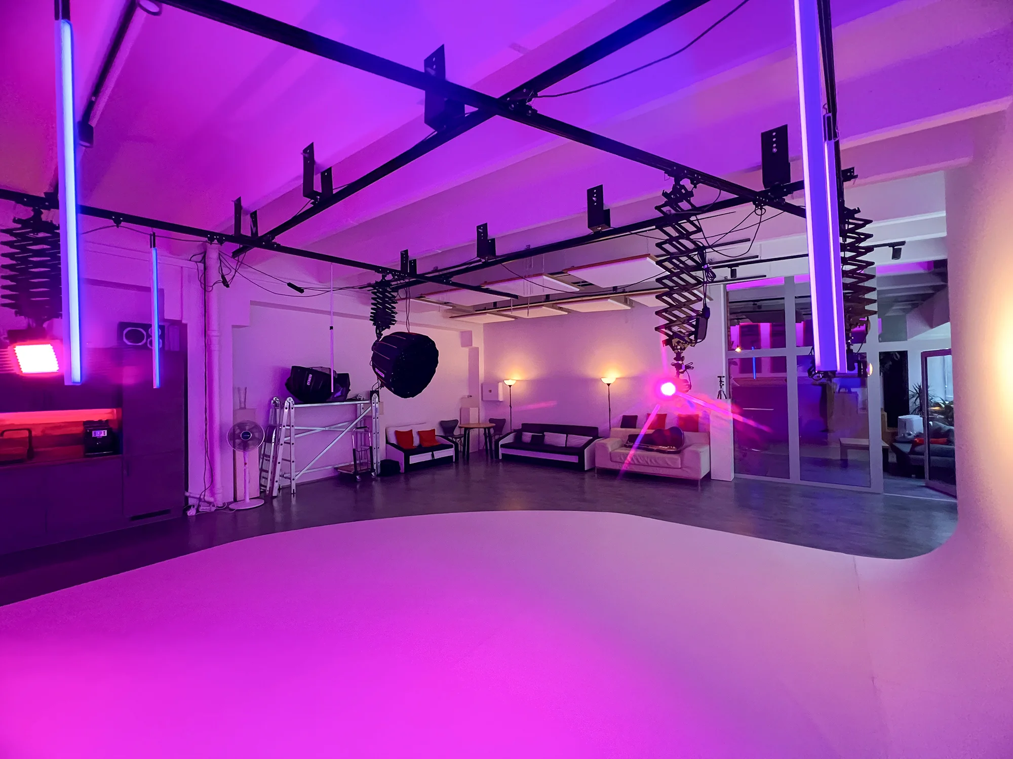 Pronájem profesionálně vybaveného Ateliéru Nekonečno pro foto/video produkci