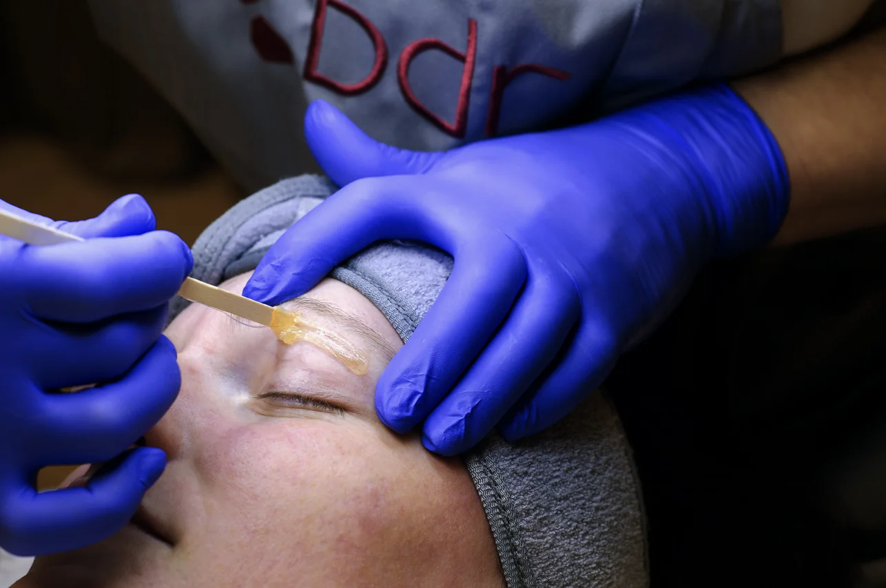 Úprava, tónování a modelace obočí i s barvením řas ve VIP Salon Plzeň