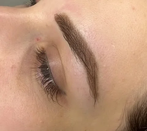 Neodolatelný pohled: úprava a barvení obočí v Brně