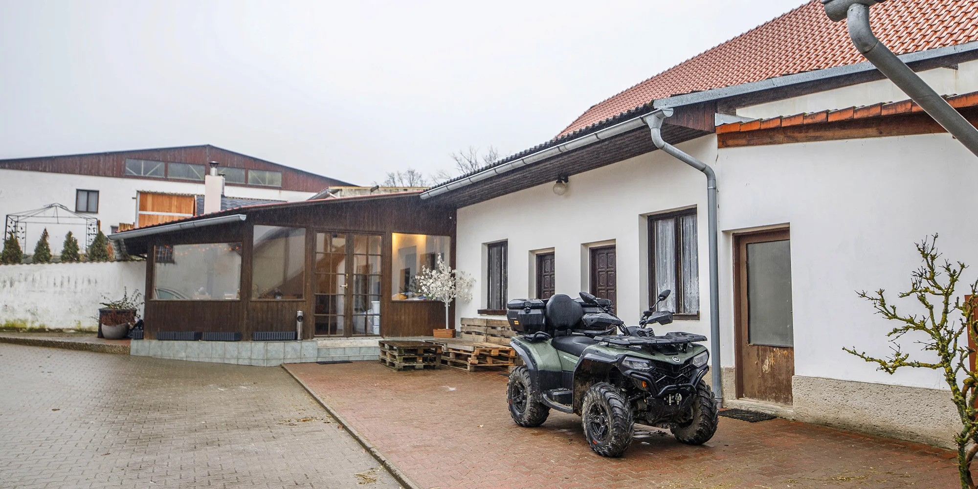 Příjemný penzion nedaleko Karlštejna se snídaní, saunou a koňmi