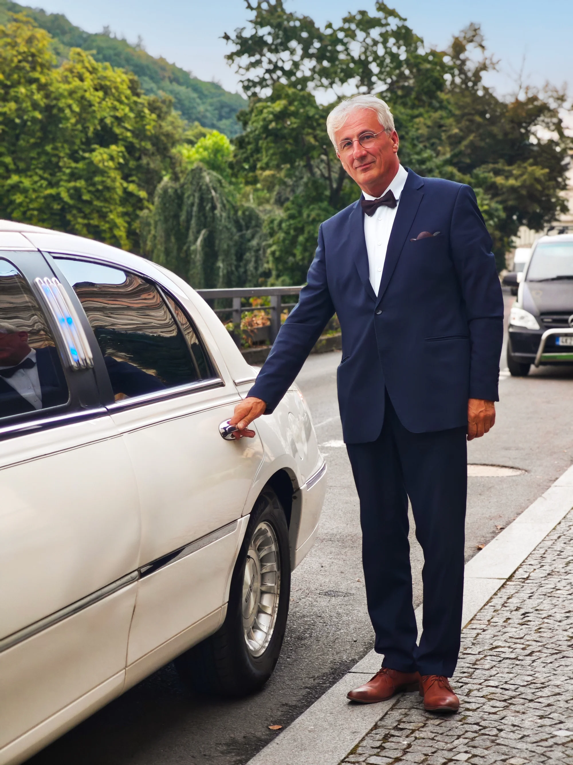 Jízda limuzínou na 1-3 hodiny: zážitek až pro 8 osob, láhev sektu v ceně