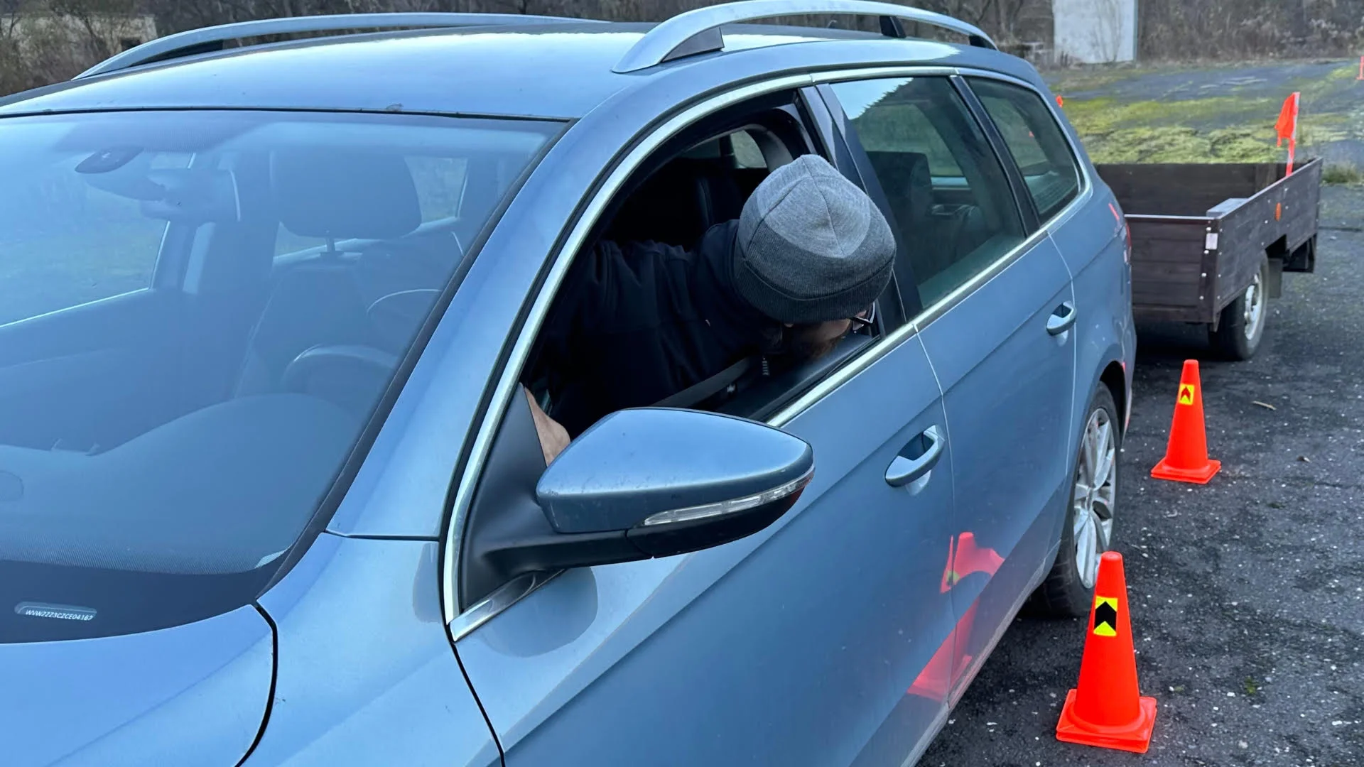 Kurzy pro řidiče: parkování, jízda s přívěsem či autem z roku 1990 i pravostranné řízení