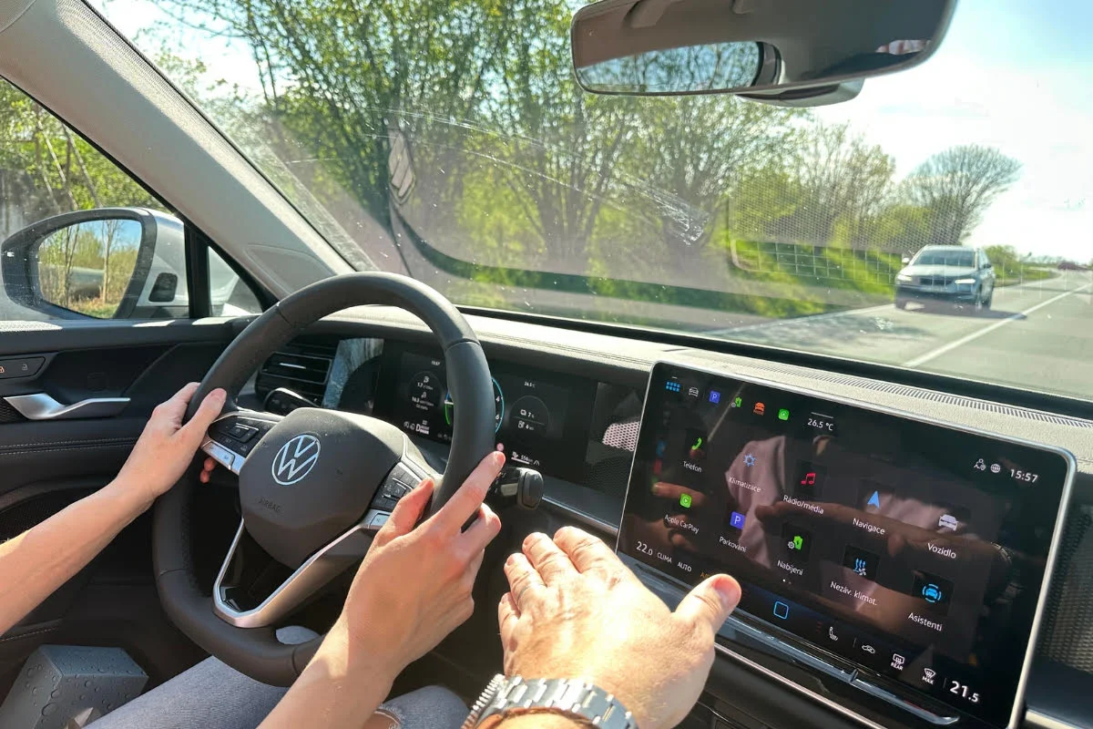 Kurzy pro řidiče: parkování, jízda s přívěsem či autem z roku 1990 i pravostranné řízení