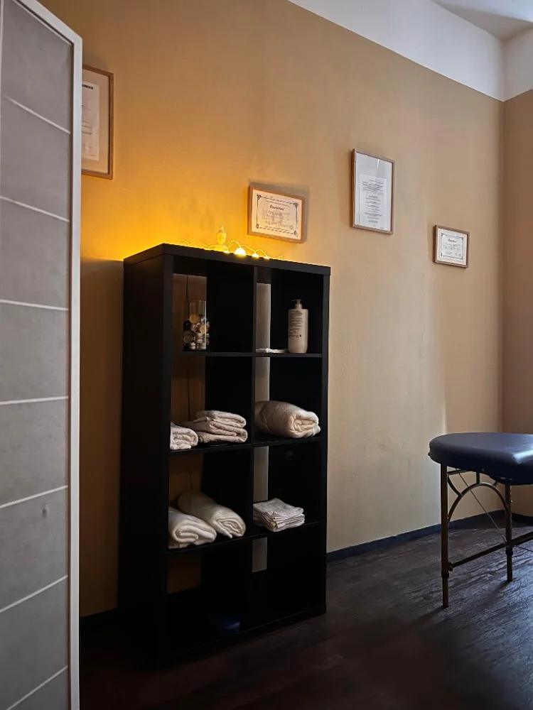 Netradiční masáž zad s drbáním nebo manuální lymfatická masáž