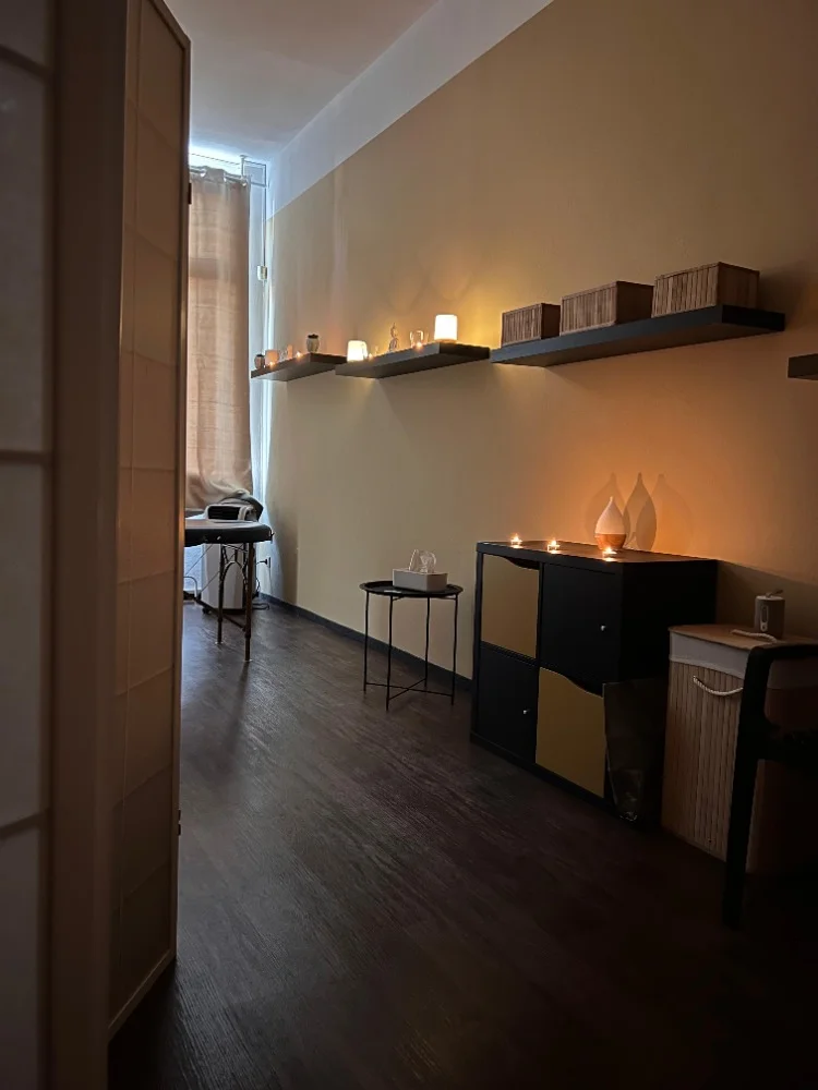 Netradiční masáž zad s drbáním nebo manuální lymfatická masáž