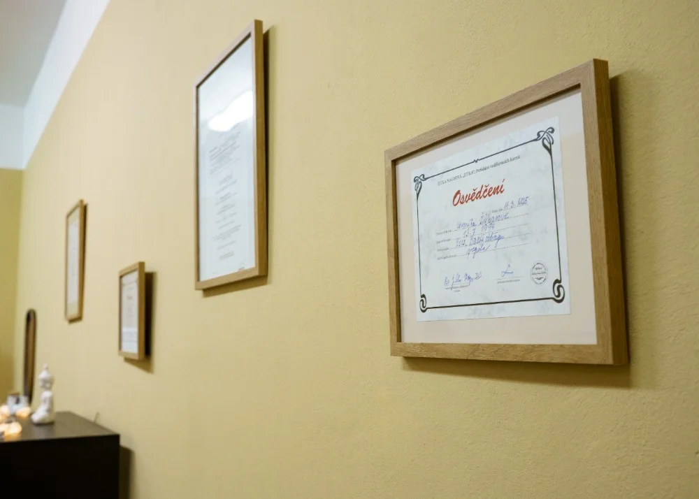 Netradiční masáž zad s drbáním nebo manuální lymfatická masáž