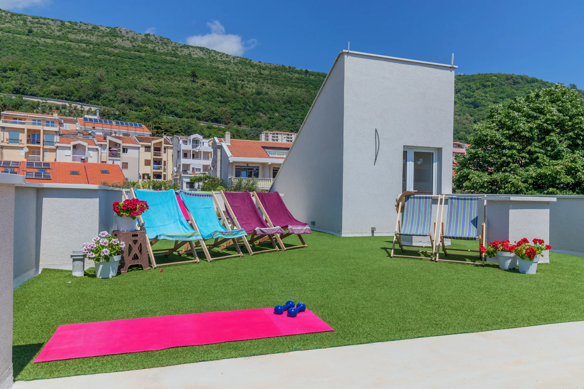 Přímořská pohoda v Černé Hoře: apartmány kousek od pláže i venkovní bazén