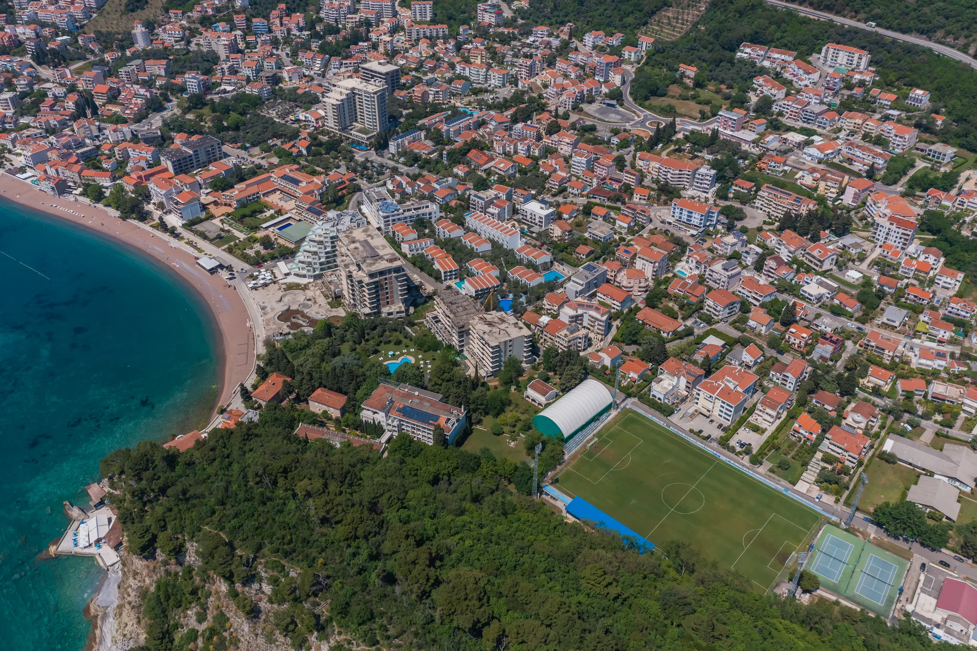 Přímořská pohoda v Černé Hoře: apartmány kousek od pláže i venkovní bazén