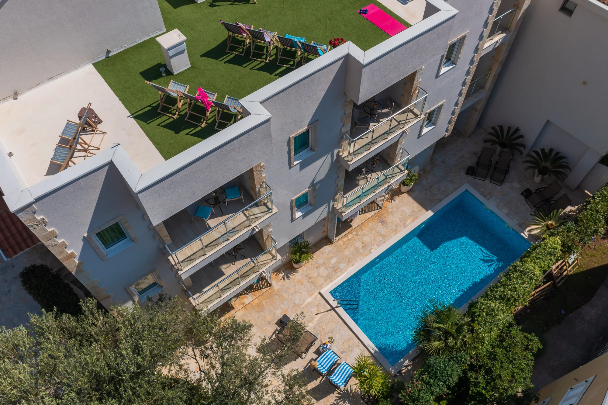 Přímořská pohoda v Černé Hoře: apartmány kousek od pláže i venkovní bazén