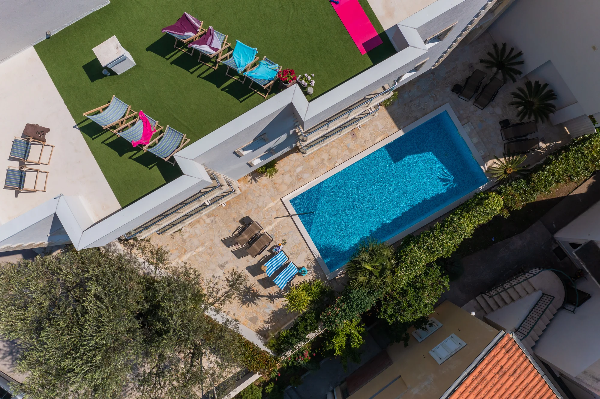 Přímořská pohoda v Černé Hoře: apartmány kousek od pláže i venkovní bazén