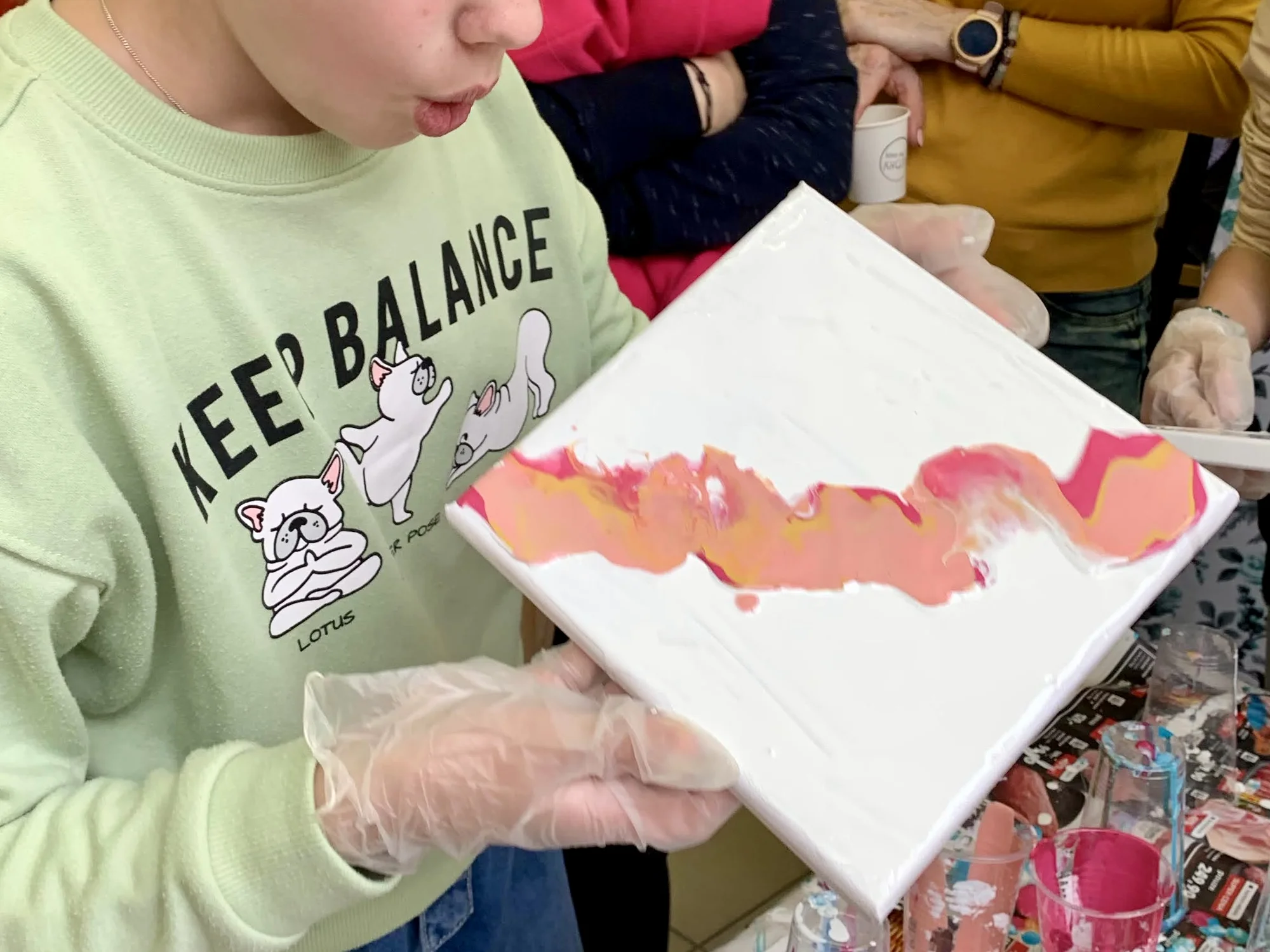 Zážitkové malování hravou technikou lití barev Pouring Acryl: 3 velikosti plátna