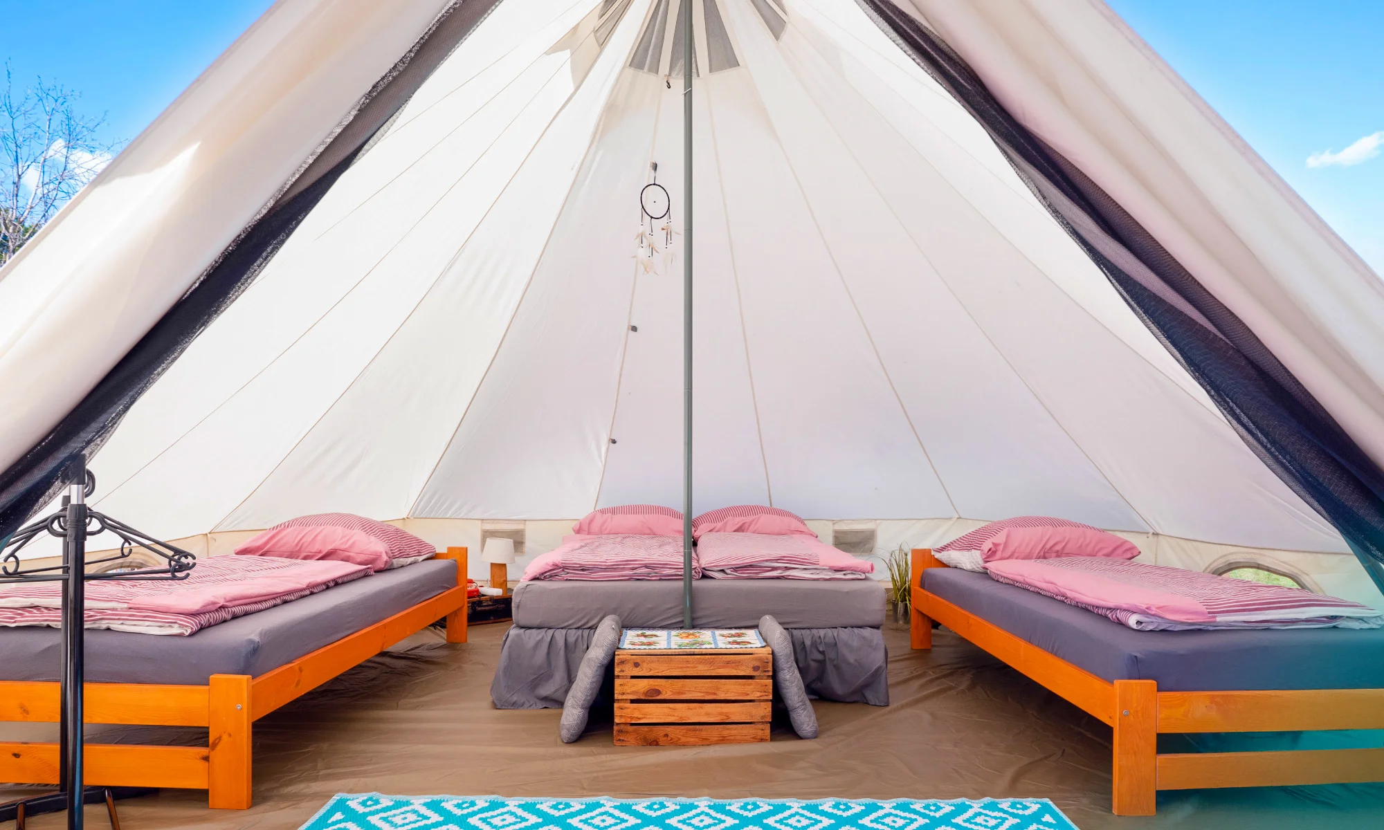 Glamping v polských Krkonoších: stanové městečko nedaleko Jelení Hory, výlety do přírody