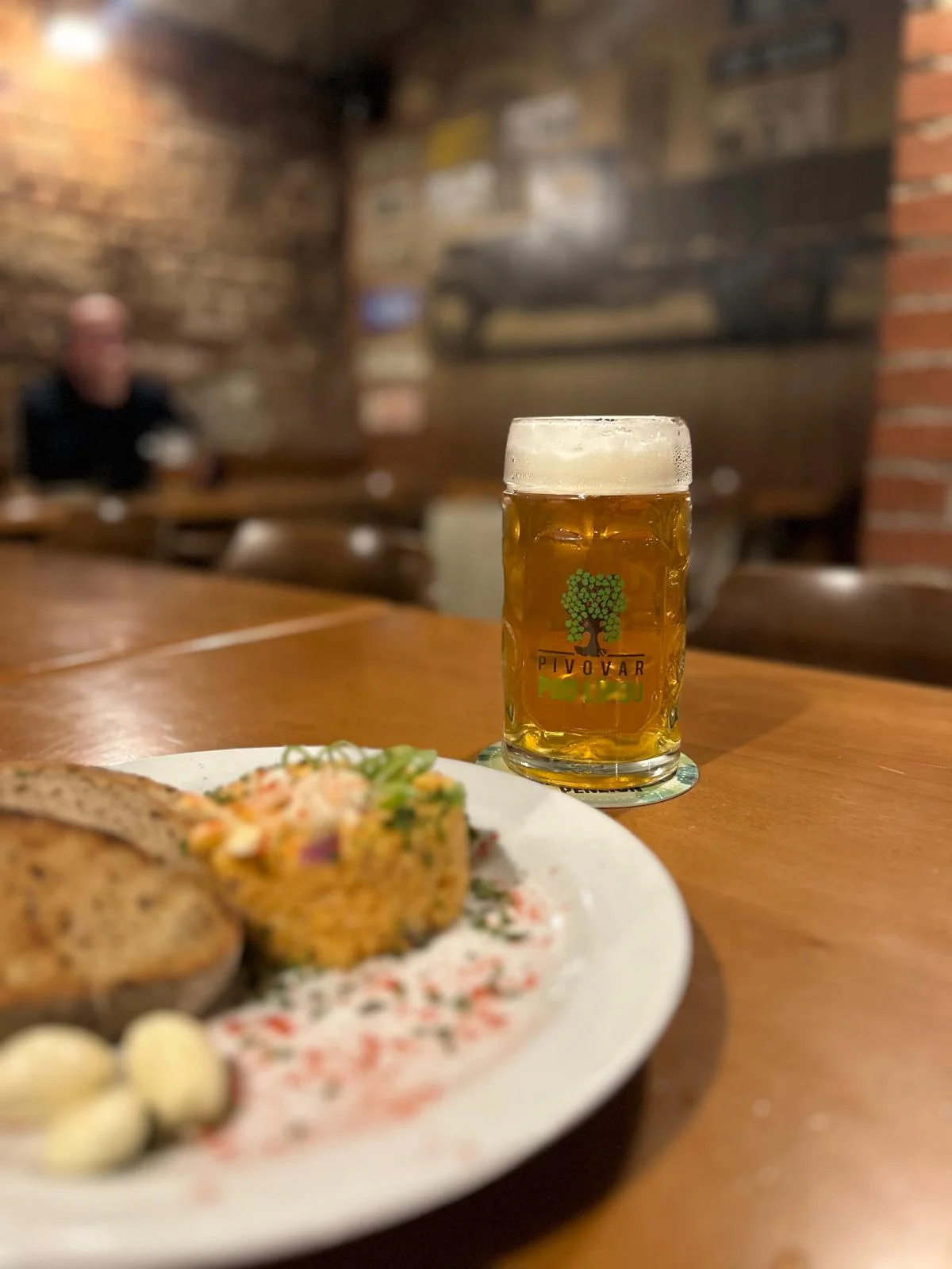 Tvarůžkový tatarák nebo pečené koleno a pivo pro 1 nebo 2 osoby