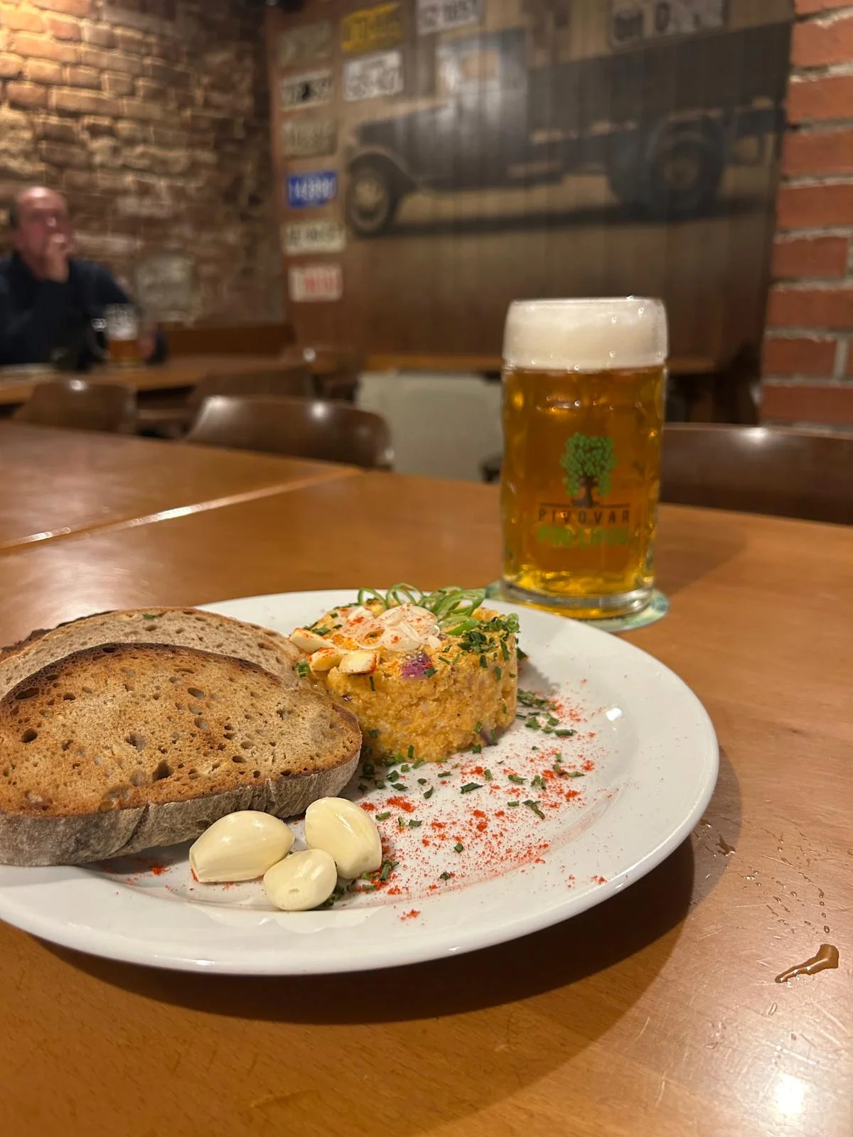 Tvarůžkový tatarák nebo pečené koleno a pivo pro 1 nebo 2 osoby