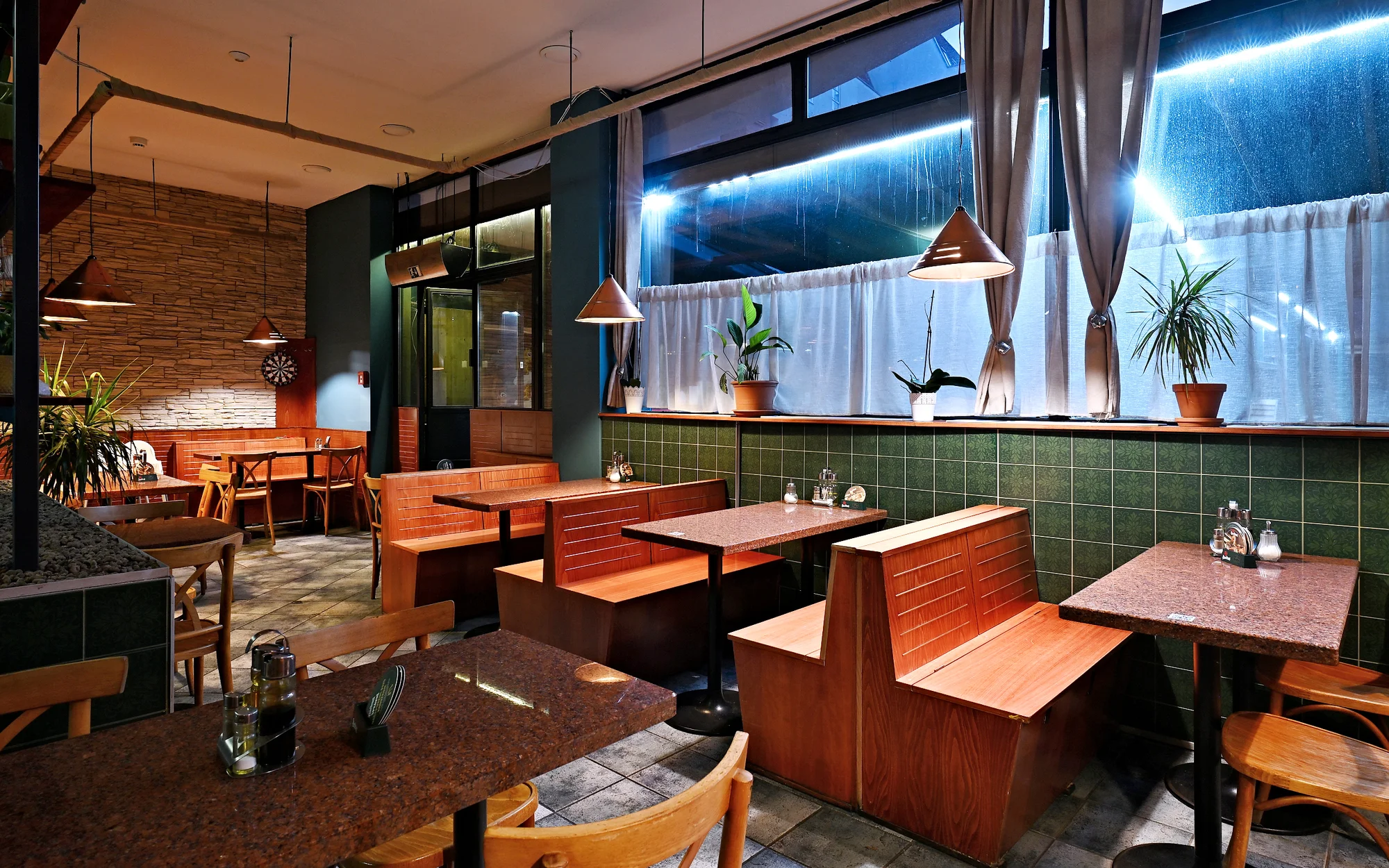 Otevřené vouchery na cokoli v hodnotě 350-1000 Kč do rodinné restaurace na Žižkově