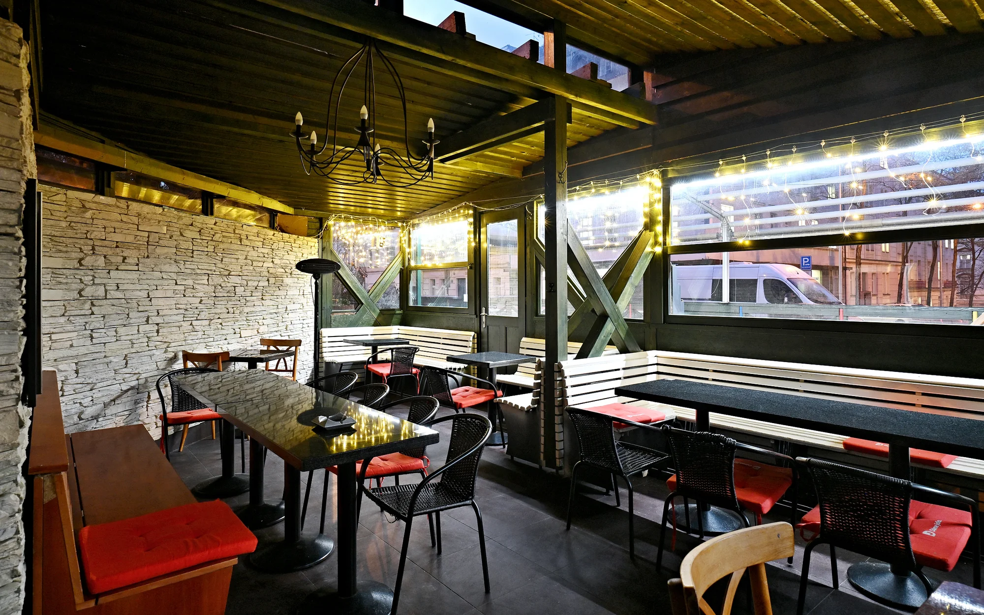 Otevřené vouchery na cokoli v hodnotě 350-1000 Kč do rodinné restaurace na Žižkově