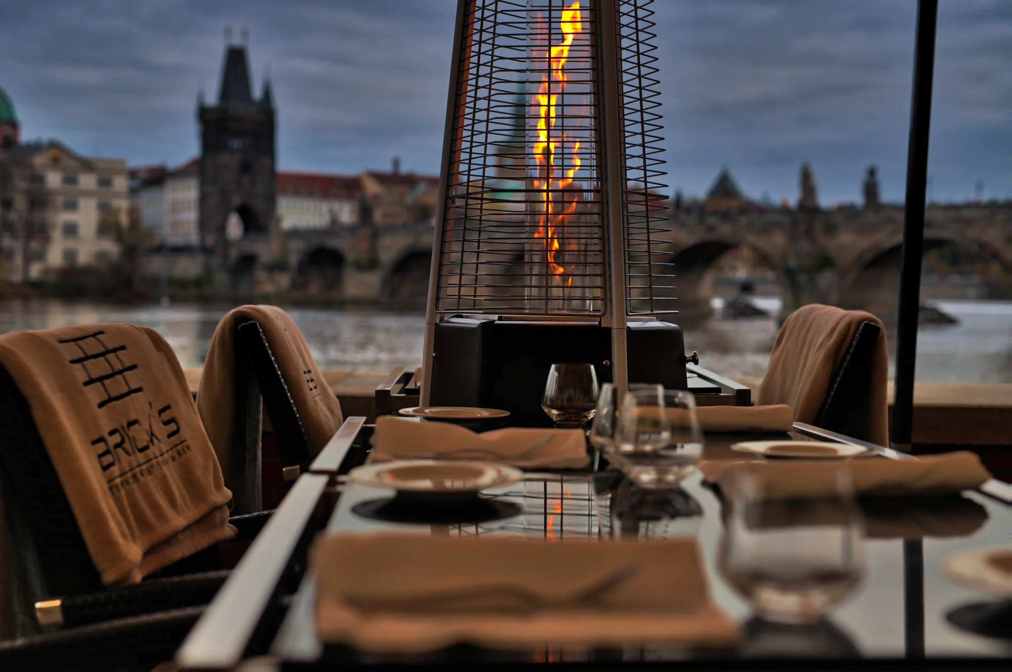 Dárkové vouchery na 1500 až 3000 Kč do restaurace Brick's na Malé Straně