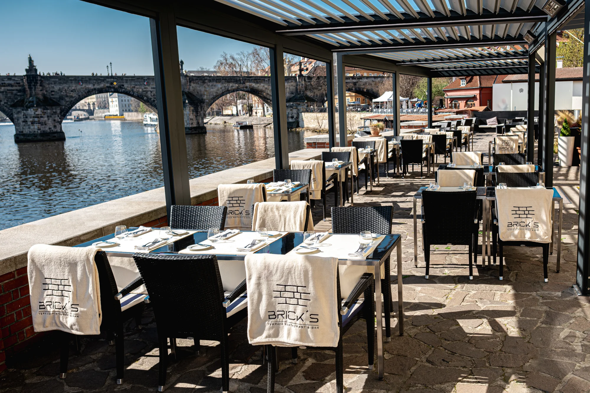 Dárkové vouchery na 1500 až 3000 Kč do restaurace Brick's na Malé Straně