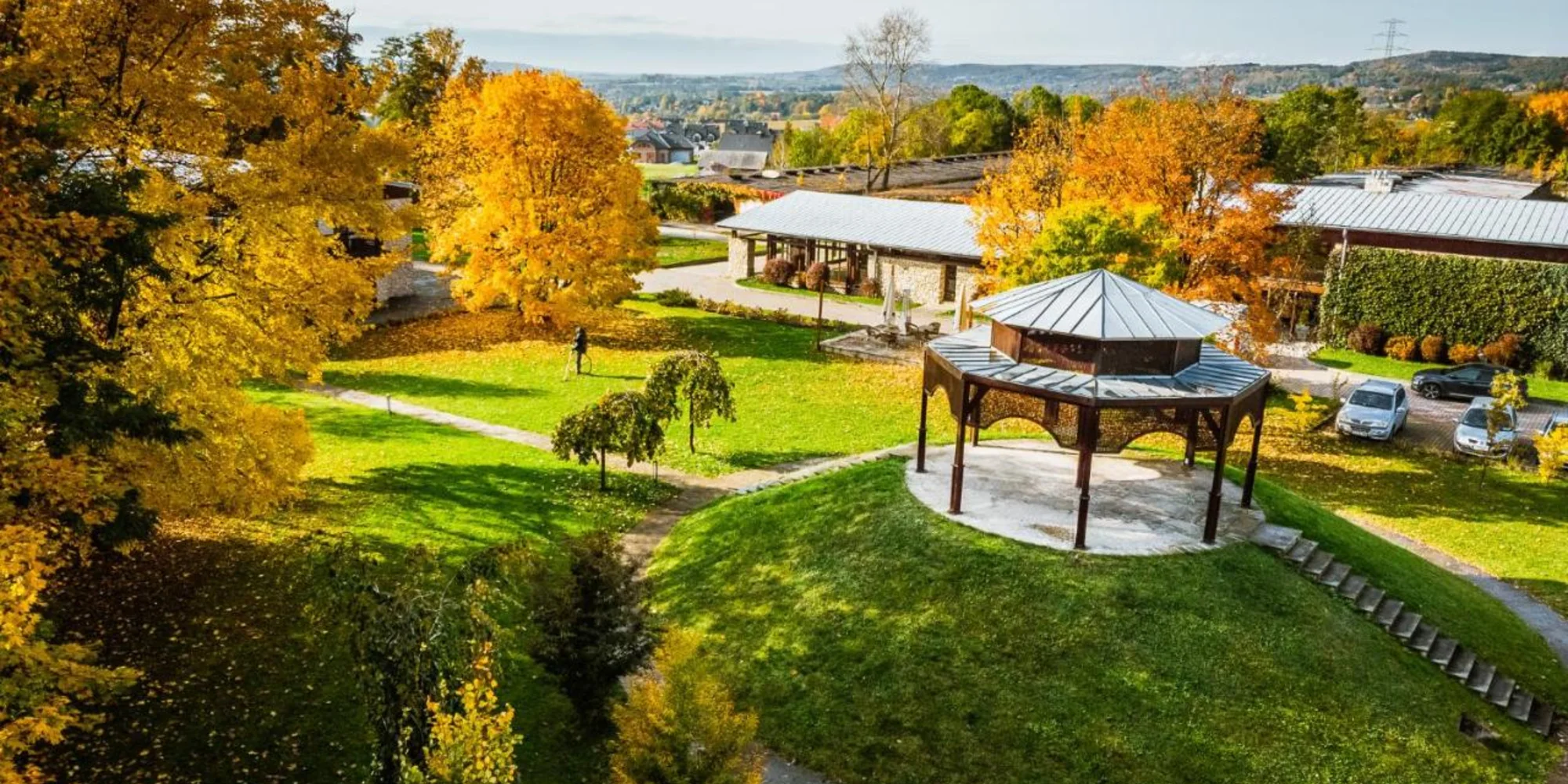 Půvabný hotel v historickém parku nedaleko Krakova se snídaní nebo polopenzí