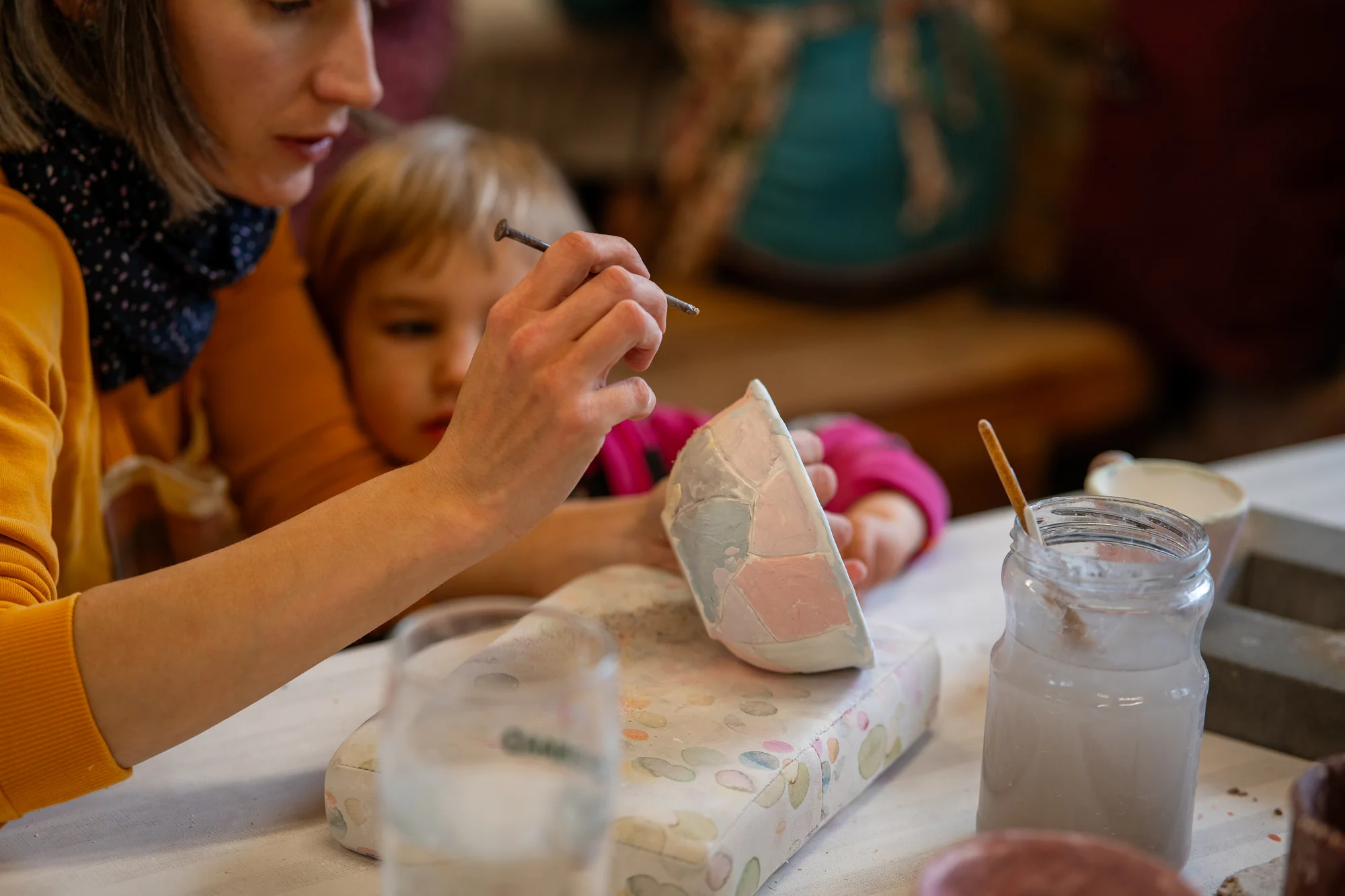 Malování keramiky Maříž: vytvořte si hrníček nebo misku a ozdobte je vlastní fantazií